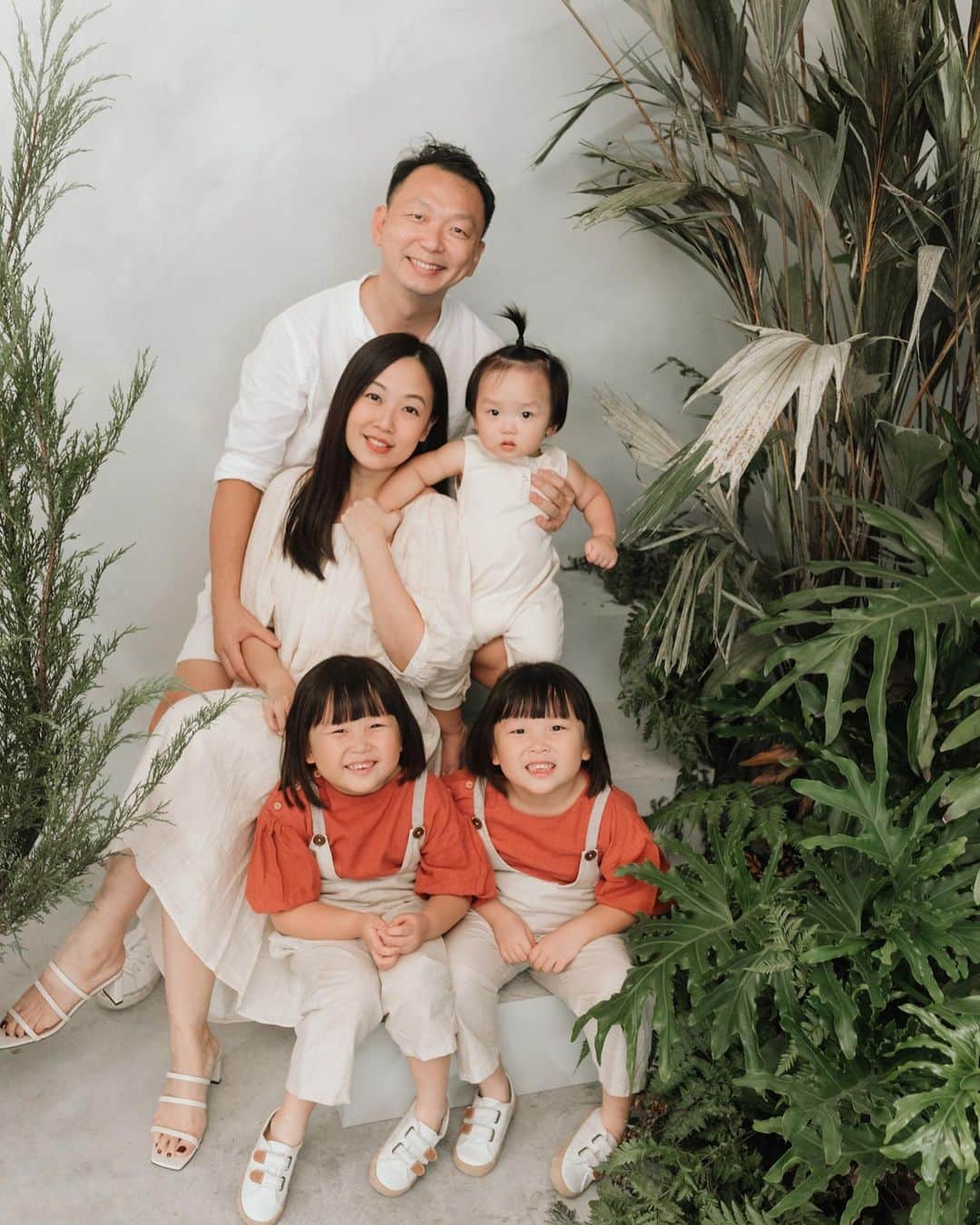 MOMOツインズさんのインスタグラム写真 - (MOMOツインズInstagram)「Another year, another Christmas family portrait at @theloveco.studio  It feels like the longest time since we had photos with all of us smiling! Thank you @hyydnn for capturing these beautiful moments of our chaotic family. Again the big question is, which pic shall we frame up this time? 🤔  #TheLoks #thelovecoslowxmas」12月23日 0時43分 - leialauren