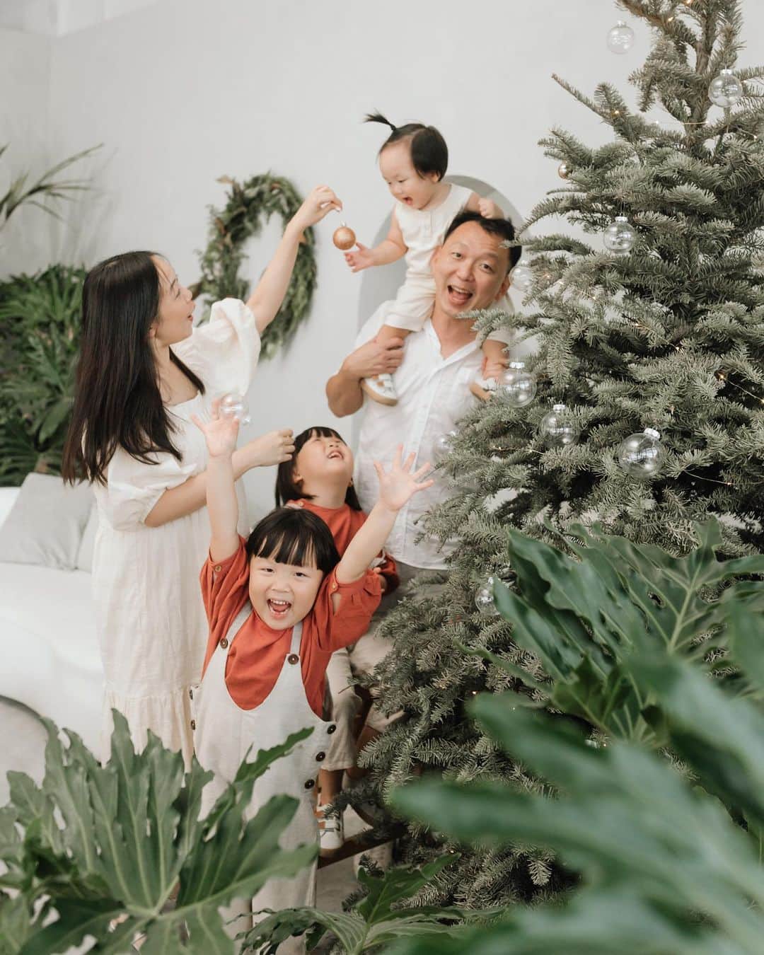 MOMOツインズさんのインスタグラム写真 - (MOMOツインズInstagram)「Another year, another Christmas family portrait at @theloveco.studio  It feels like the longest time since we had photos with all of us smiling! Thank you @hyydnn for capturing these beautiful moments of our chaotic family. Again the big question is, which pic shall we frame up this time? 🤔  #TheLoks #thelovecoslowxmas」12月23日 0時43分 - leialauren