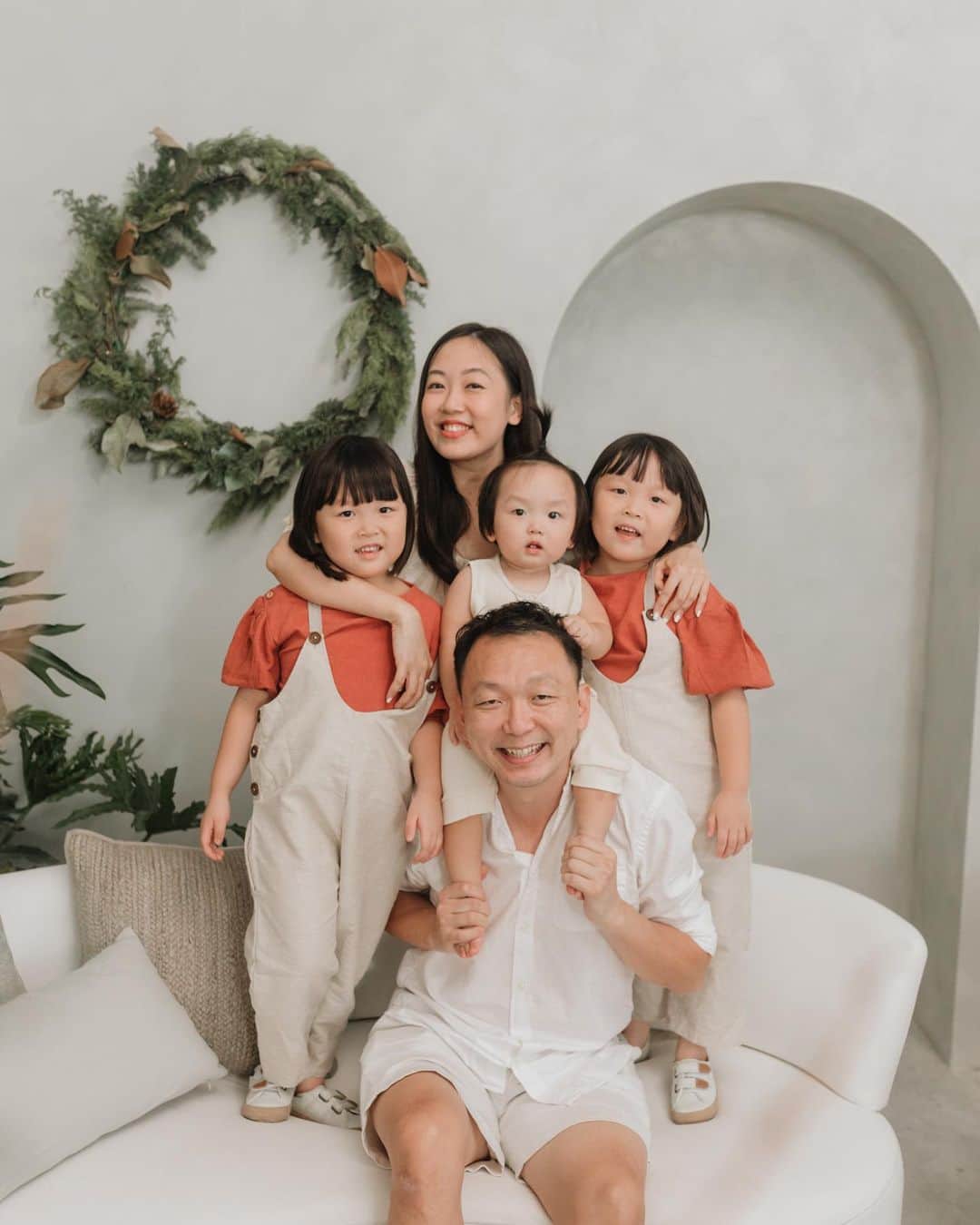 MOMOツインズさんのインスタグラム写真 - (MOMOツインズInstagram)「Another year, another Christmas family portrait at @theloveco.studio  It feels like the longest time since we had photos with all of us smiling! Thank you @hyydnn for capturing these beautiful moments of our chaotic family. Again the big question is, which pic shall we frame up this time? 🤔  #TheLoks #thelovecoslowxmas」12月23日 0時43分 - leialauren