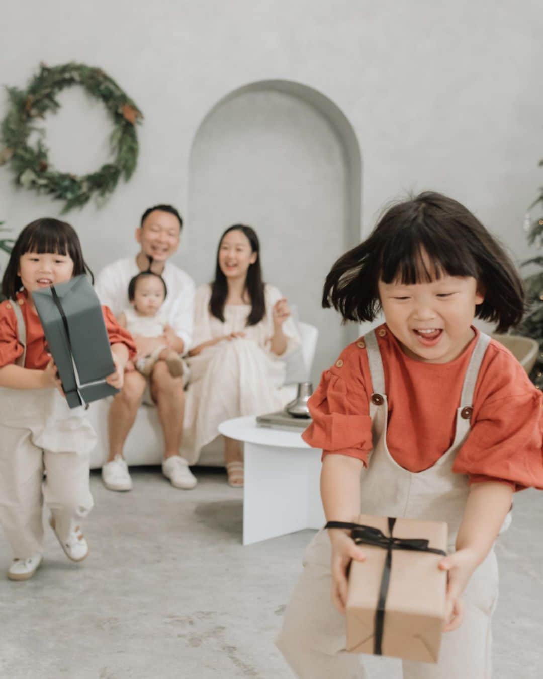 MOMOツインズさんのインスタグラム写真 - (MOMOツインズInstagram)「Another year, another Christmas family portrait at @theloveco.studio  It feels like the longest time since we had photos with all of us smiling! Thank you @hyydnn for capturing these beautiful moments of our chaotic family. Again the big question is, which pic shall we frame up this time? 🤔  #TheLoks #thelovecoslowxmas」12月23日 0時43分 - leialauren