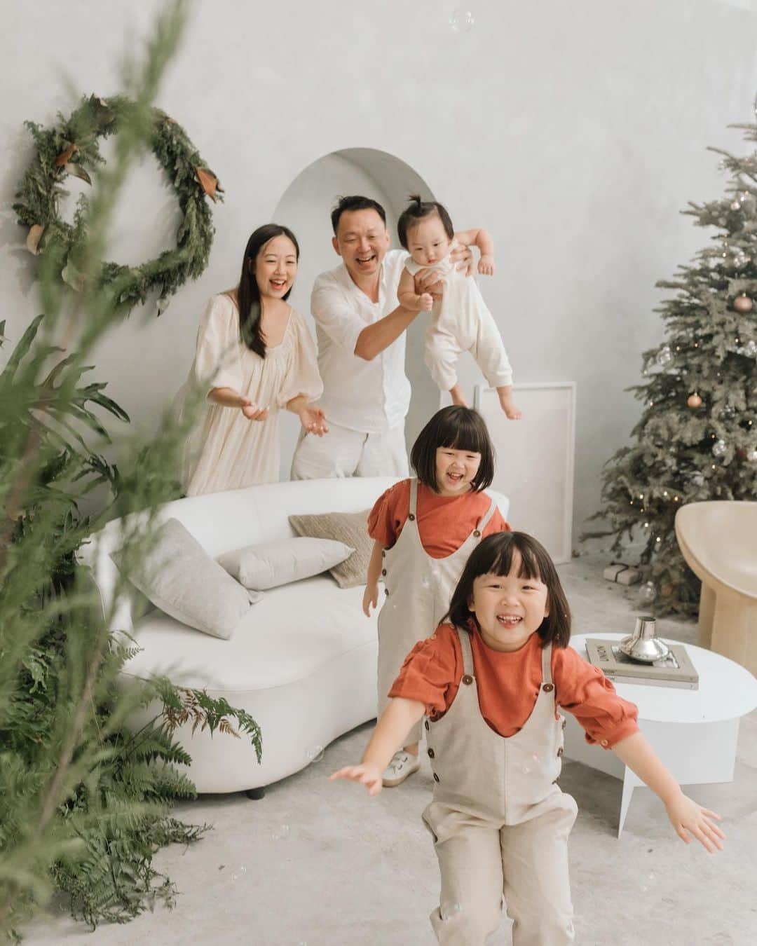 MOMOツインズさんのインスタグラム写真 - (MOMOツインズInstagram)「Another year, another Christmas family portrait at @theloveco.studio  It feels like the longest time since we had photos with all of us smiling! Thank you @hyydnn for capturing these beautiful moments of our chaotic family. Again the big question is, which pic shall we frame up this time? 🤔  #TheLoks #thelovecoslowxmas」12月23日 0時43分 - leialauren