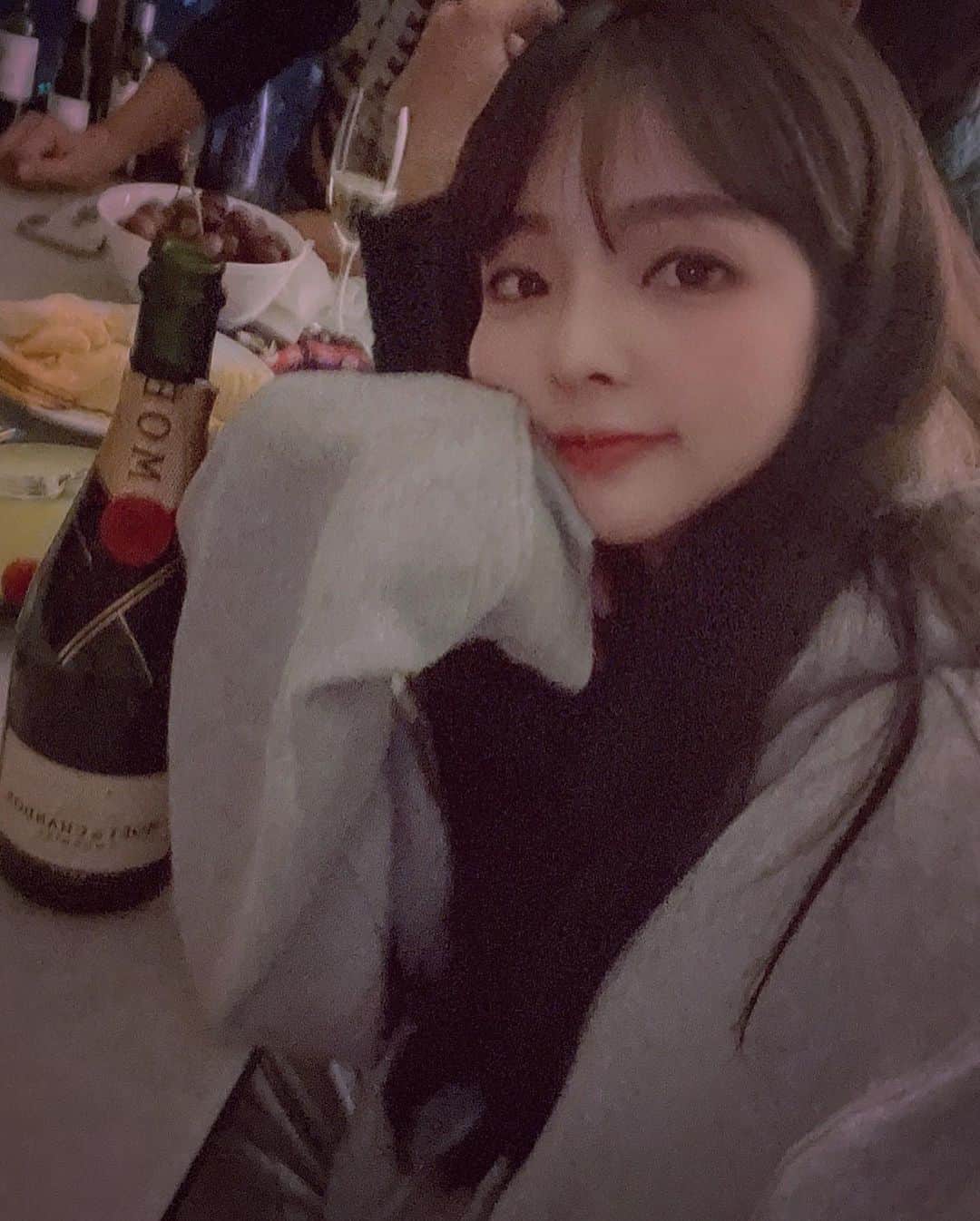 ユジョン のインスタグラム：「오늘 홈파티에서 서른즈음에 부름ㅎ」