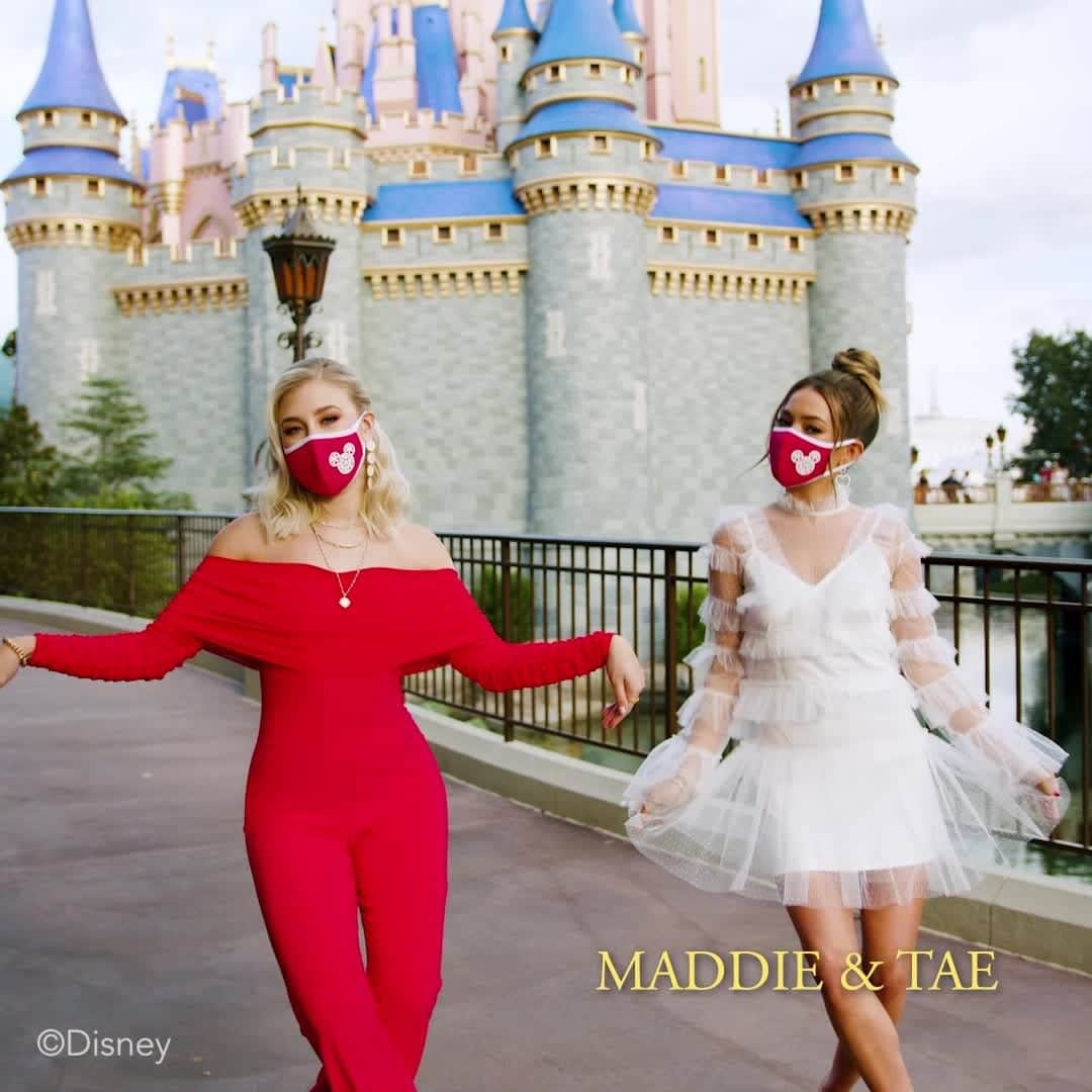 アメリカン・ブロードキャスティング・カンパニーのインスタグラム：「Wishing you a very merry #DisneyChristmasCelebration ⭐ @waltdisneyworld is bringing Holiday cheer to you, Christmas morning at 10e|9c!」