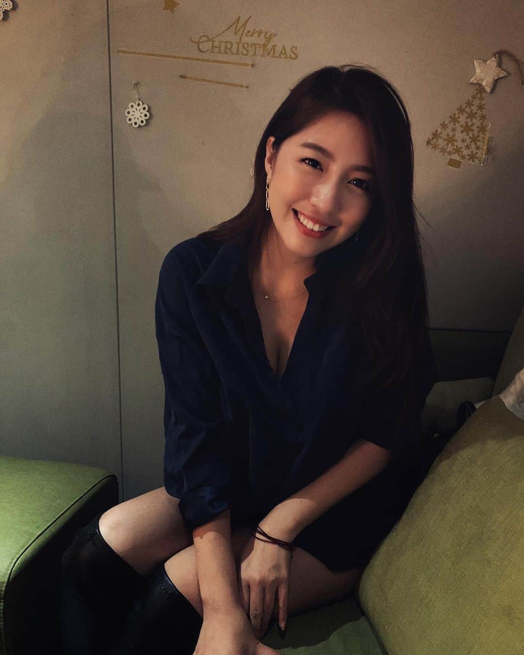 辜莞允（Nono Ku）のインスタグラム：「後面的貼紙要不要貼好一點啦」