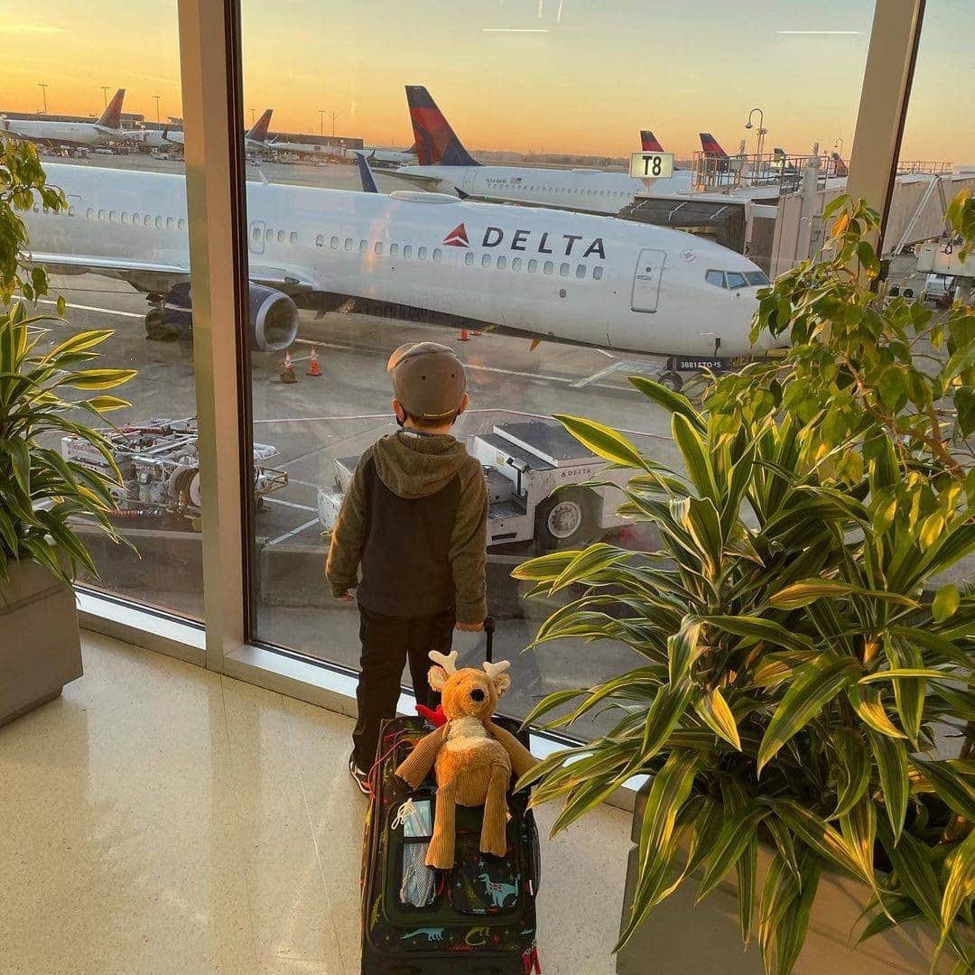 デルタ航空のインスタグラム：「Wherever you're going, we'll get you there in a Blitzen.   Photo: @traveling_tater」