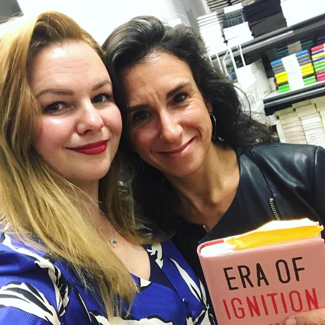 アンバー・タンブリンさんのインスタグラム写真 - (アンバー・タンブリンInstagram)「It’s hard to believe I had a book come out this year, but I did. Era of Ignition came out in paperback in January of this year, before the pandemic, before the anxiety apocalypse of the Presidential election, before threats of asteroids hitting the Earth and George Floyd and Breonna Taylor were murdered.    “Era of Ignition: Coming of Age in a Time of Rage and Revolution” takes a look at this powerful moment in our nation’s trajectory where real palpable, condensed, often times uncomfortable change has been taking place, forcing us to confront the way in which we have or have not shown up in the world. It’s a look at my own journey as a woman growing up in the entertainment business and the existential crisis and subsequent rebirth I experienced in my 20’s, while examining this country that I love, which has been going through an existential crisis of it’s own.   If you are looking for a good new book that is equal parts manifesto and guide on how to show up in a new way in your activism and in your organizing principle (especially as a white woman), or in your career, or in your health, this is would be a great book for you. I hope reading it leaves you feeling as charged up, ignited, and ready for 2021 and all that will surely come with it.  ✨✨ Link in my bio, and also available in audiobook. Also here are some pictures from my favorite moments during the tour, with friends @jamiaawilson @jodikantor and @bravoandy #EraOfIgnition」12月23日 0時54分 - amberrosetamblyn