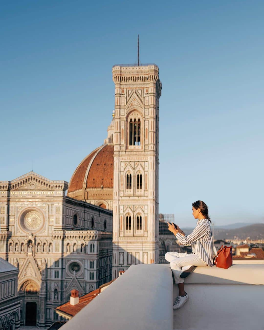 Simone Bramanteさんのインスタグラム写真 - (Simone BramanteInstagram)「{ Connected from Florence } • I recently worked in the city with some guys, including Francesca, here in my series of photos, capturing some moments including moments of online play, connected with @xboxgamepass, used to play anywhere directly from the cloud on Android devices. But we also played offline, with photos, with the sun, with a unique terrace, like this one on the Duomo of Florence.  #adv」12月23日 0時54分 - brahmino