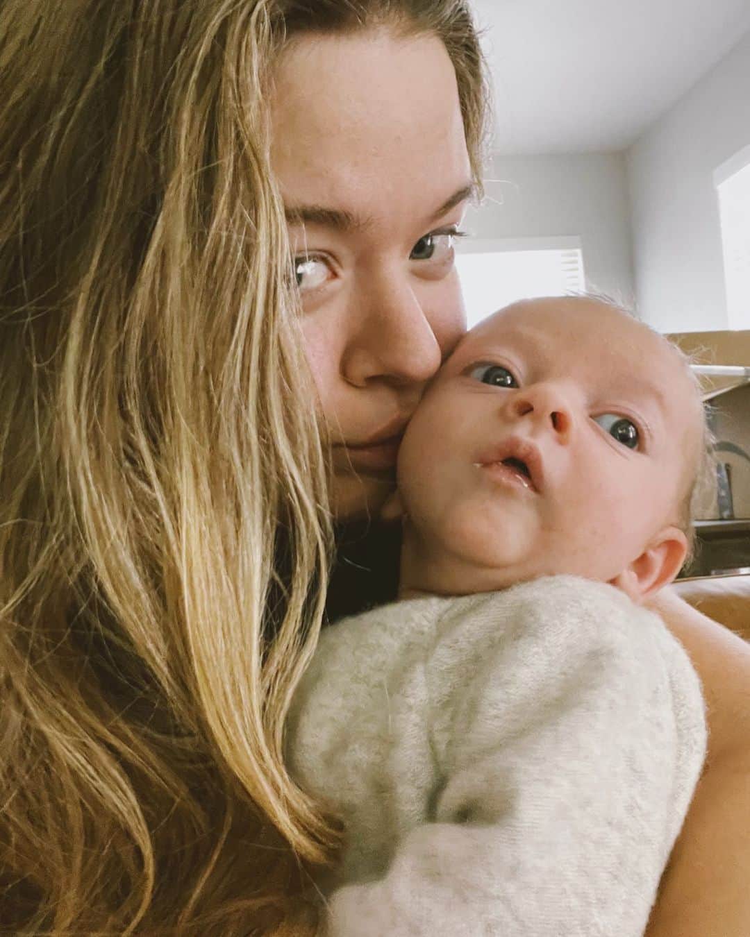 サーシャ・ピーターズのインスタグラム：「Guess who’s more tired. 🤍 #boymom」