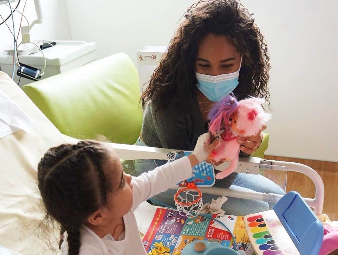 のインスタグラム：「It was an honor to join @instacekedubonheur and celebrate Christmas with some beautiful children at the Robert Debre Hospital. They have so much to teach us about strength and love. Despite everything this little girl is going through, despite this pandemic and the need for social distance, she found a way to connect. During my visit, she picked up her doll and kissed my little pink cat. A simple gesture, but it came from the purest of hearts and meant so much. I was reminded that it’s not about how much we give, but how much love we put into giving - and on this day I was the one who received that love 💖」