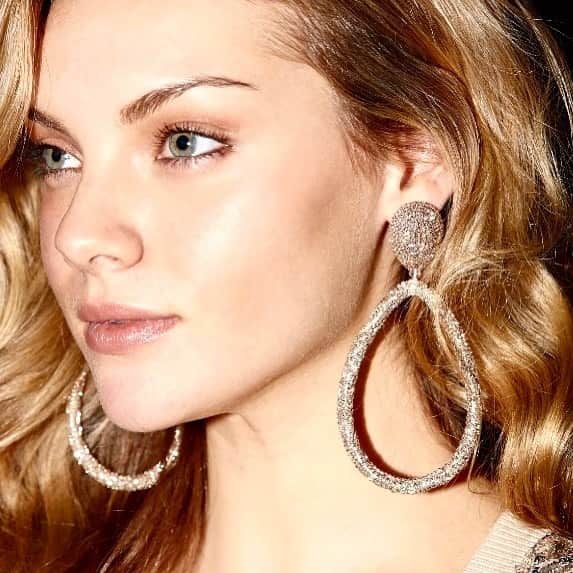 サッチン+バビのインスタグラム：「Looking for something that sparkles...#handmade, #statementjewelry #sachinandbabi  @_avaking_」