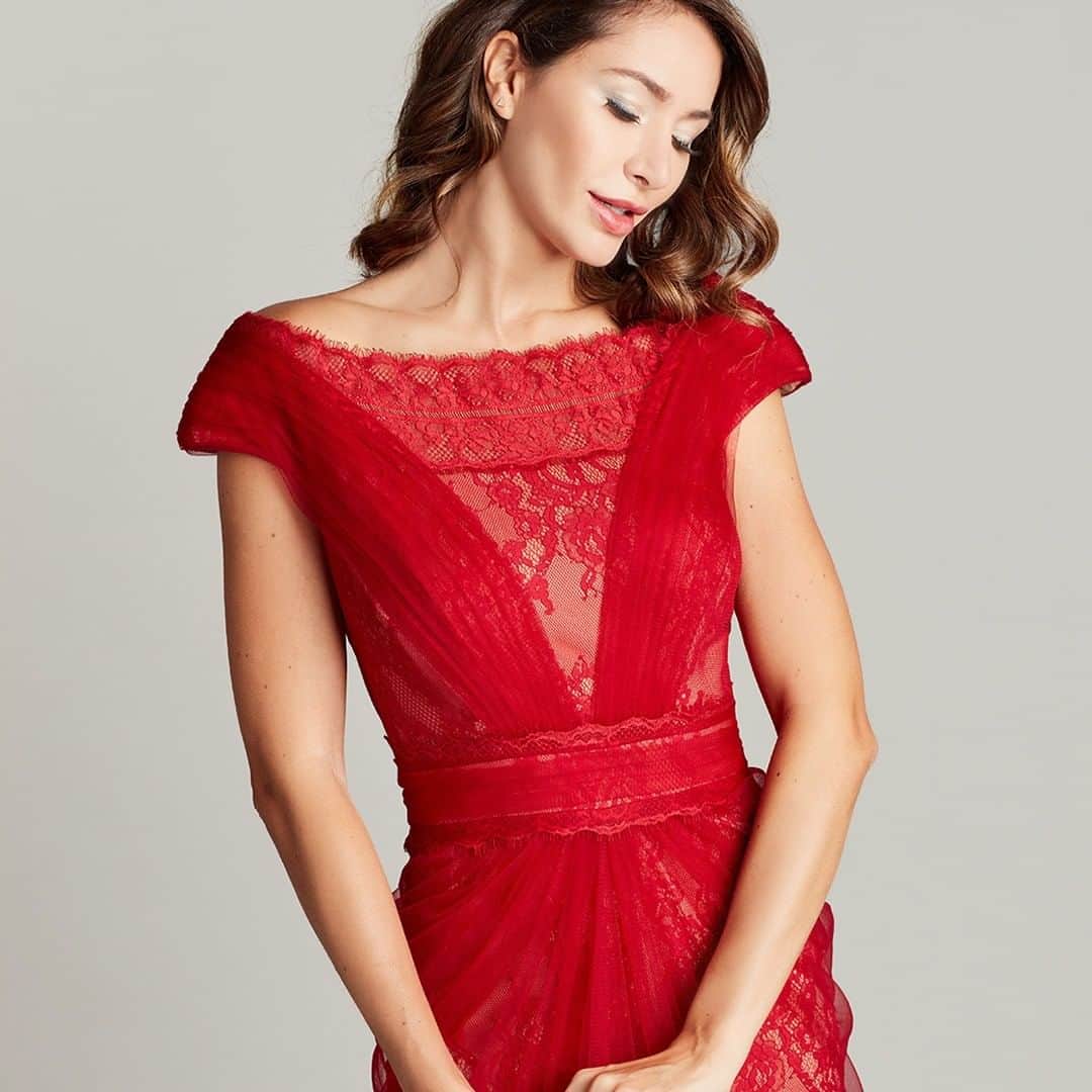 タダシショージのインスタグラム：「Our Arif Gown featuring paisley embroidered lace is the perfect holiday red」