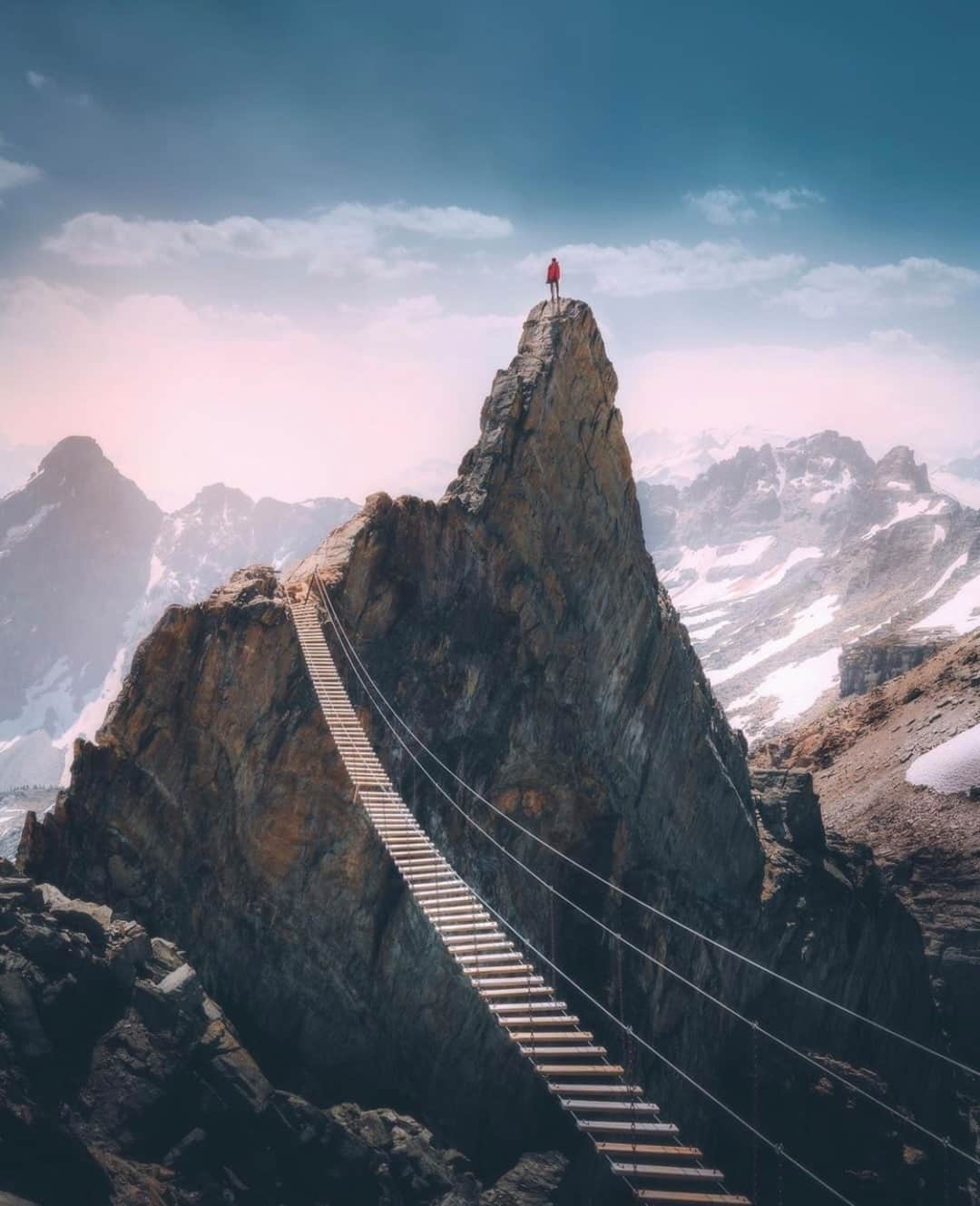 Earth Picsさんのインスタグラム写真 - (Earth PicsInstagram)「Would you be brave enough to cross? 😳🏔 This is the Mt. Nimbus via ferrata suspension bridge soaring nearly 2000ft in the sky! Photo by @jamieout」12月23日 1時00分 - earthpix