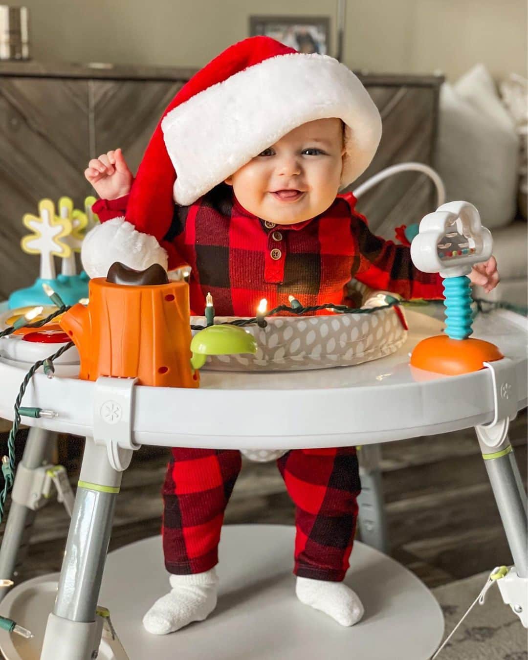 Skip Hopさんのインスタグラム写真 - (Skip HopInstagram)「Santa baby, Christmas is in a few days and we can't stop smiling! 😱🎅  📸: @sarahmarotta_  #holidaysmadebetter #christmascountdown #babysfirstchristmas #skiphop」12月23日 1時04分 - skiphop