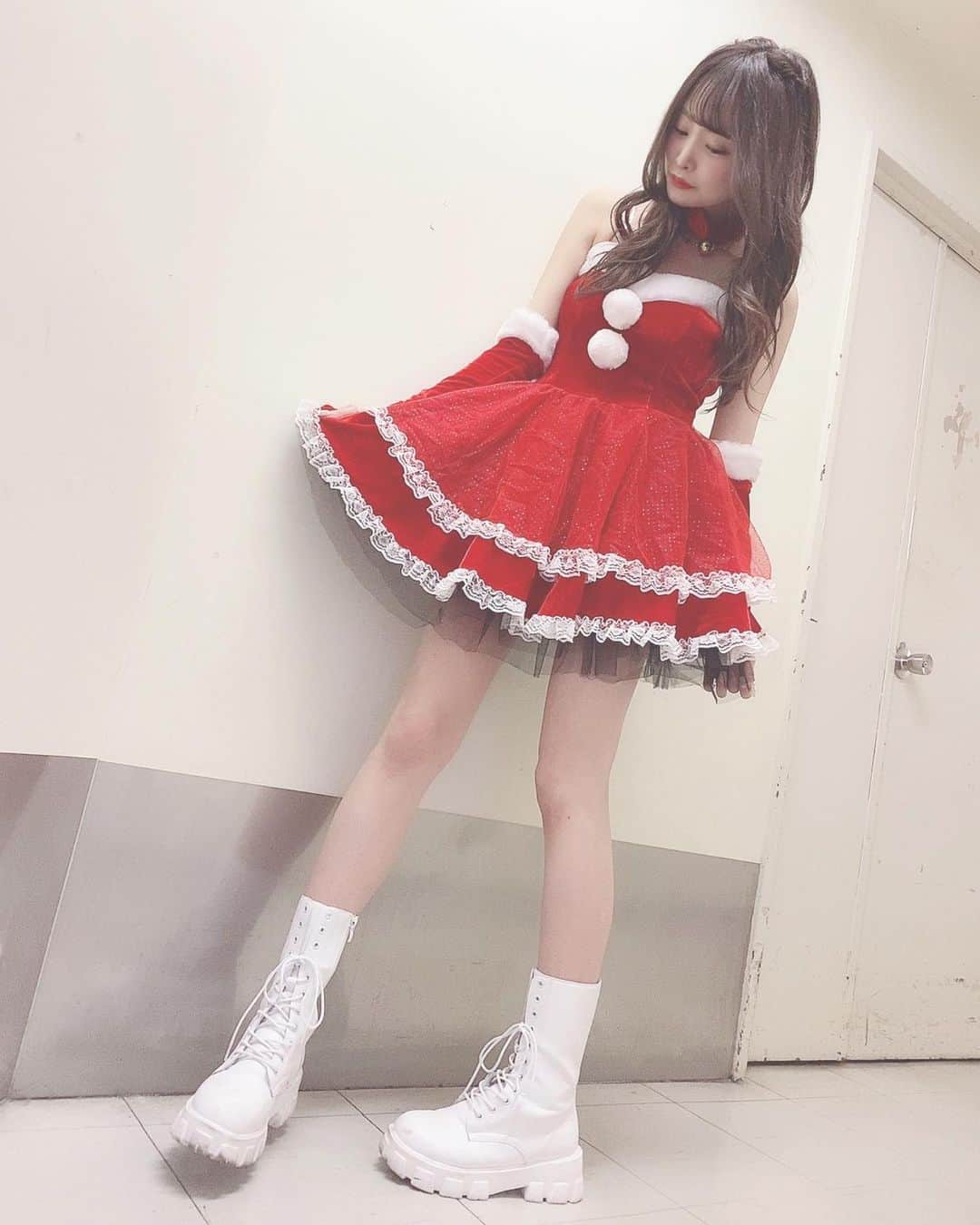 鳥海絢菜のインスタグラム：「・ ・ もうすぐMerry X'masだね🎅🏻🌟 ・ ・ ・ #merrychristmas #xmas #サンタコス #コスプレ #クリスマス  #プレゼント待ってます (笑) #脚」
