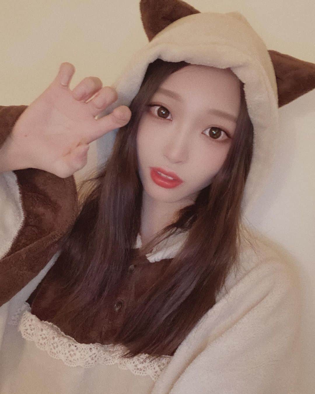 綺音さんのインスタグラム写真 - (綺音Instagram)「おやすみです！ 今日もみなさまお勤めご苦労様です！  #もこもこ #もこもこパジャマ #ねこみみ #猫耳 #おでこ #おやすみなさい #アイドル #チョコレートカラー #寝る前 #ストレートヘア #アイルー？」12月23日 1時17分 - kannagi_ayane