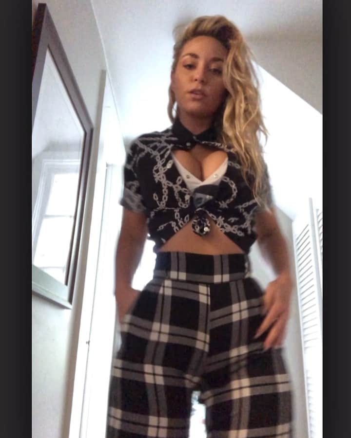 Sydney A Malerのインスタグラム：「👅」
