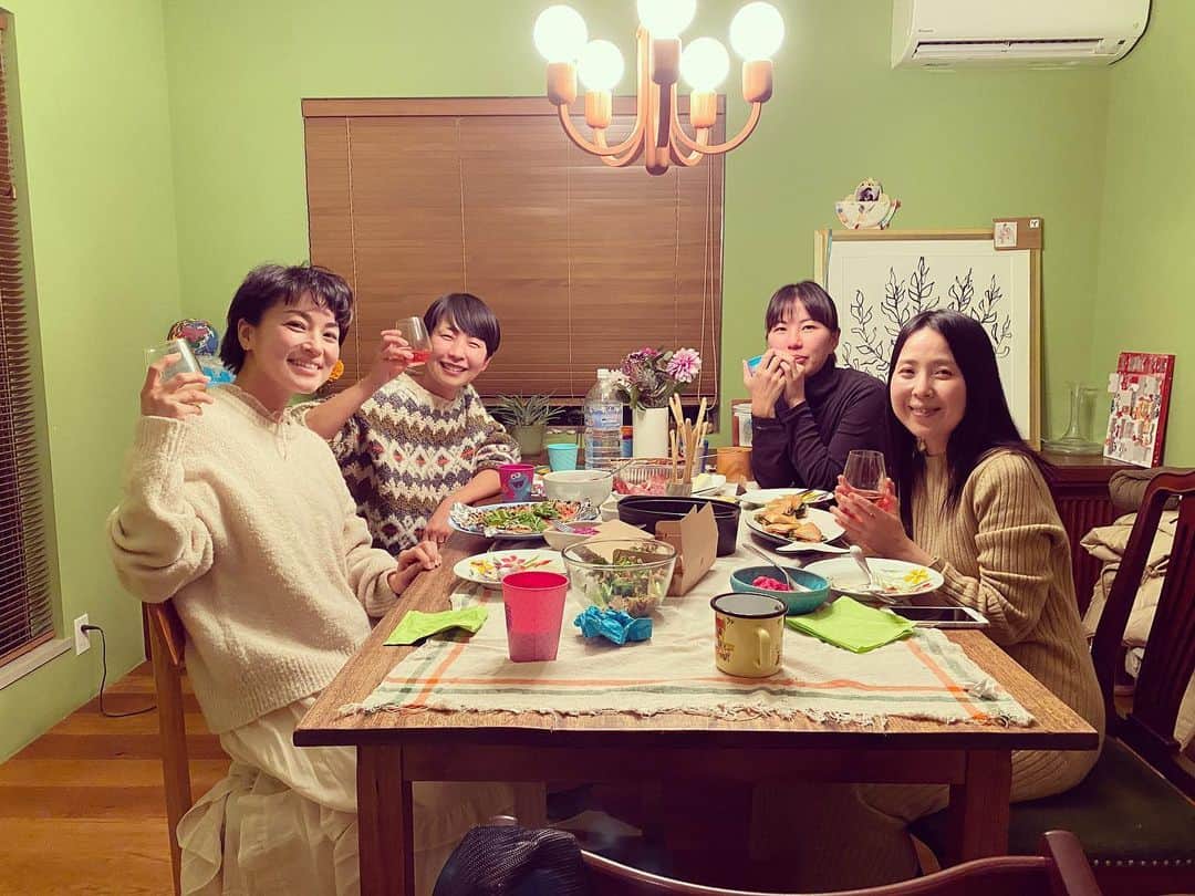 桃生亜希子のインスタグラム：「今日から風の時代だそうだ。 　なんとなく、ワクワク。 　なんとなく、軽やか。 　とにかく、やりたいことを沢山しながら　楽しんで生きていくのだ。 　 　スペシャルな日を、素敵なメンバーで過ごせて幸せ。🙏🌞 　 　ありがとう！✨」