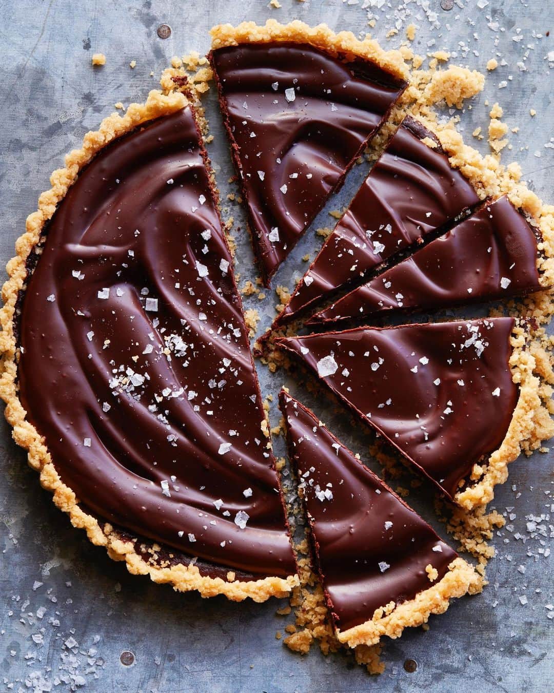 Gaby Dalkinさんのインスタグラム写真 - (Gaby DalkinInstagram)「Chocolate Tarts (with a potato chip crust) is acceptable for breakfast these days, right??? Obvi the answer is yes but also I rounded up my fav Christmas desserts on the blog and as of now, we are SET for Christmas dinner menus!! All my favs linked in my profile https://whatsgabycooking.com/a-complete-guide-to-christmas-desserts/」12月23日 1時15分 - whatsgabycookin