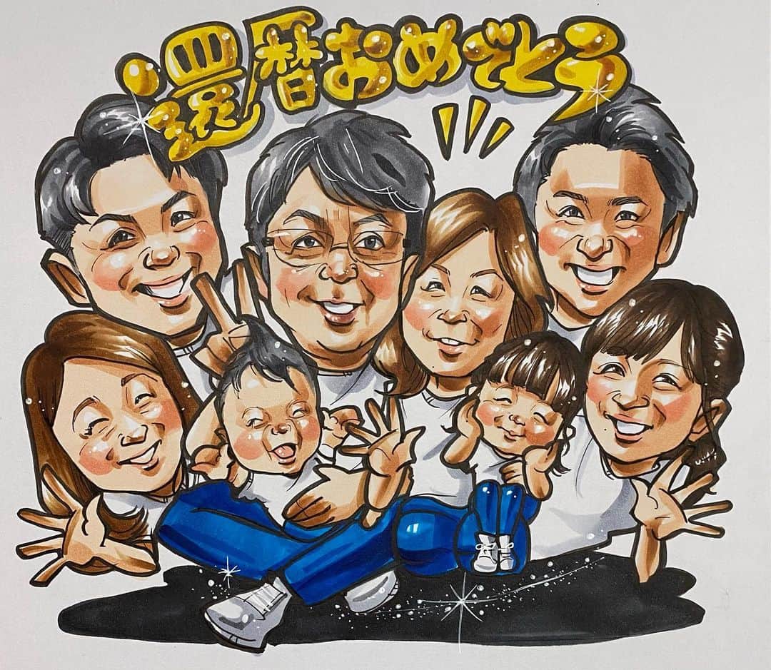 似顔絵★𝗚𝗢𝗥𝗜𝗞𝗜𝗡𝗚のインスタグラム：「. . 同じ方からの二枚目❤️ .  .  こちらは、ご両親への 還暦お祝いプレゼント🎁✨ . . お孫さんを抱いてみんなに囲まれての HAPPYな似顔絵となりました❤️✨ . . ご両親も喜んでくださいますように、、、❤️❤️  . . ご依頼ありがとうございました😘❤️✨ . . .  ❌❌現在は、予約受付終了してます❌❌ 。 . . .  2020年度ご予約のお客✨ 現在145番までの方へ案内中です🌟✨💕 DMの確認いただきgmailへ返信宜しくお願い致します🙇‍♀️🌟✨✨ . . . .  次回の予約応募は、2020年のご予約分を書き終える予定の 来年春から夏頃の、、、予定です。 ※あくまでも予定なので前後します🙇‍♀️ . . . .  オーダー再開の際には 人数制限あるため必ず予約ができるわけではございません。 そのことも踏まえた上で 次回ご検討いただけると嬉しいです(^^) . . また、結婚式の使用を考えてくださる方も多いです✨  前々からお伝えしていますが、 基本的に予約順に対応しているため、 近々の納期を希望される方は、 対応できないこともあるので、 あらかじめご了承ください💦 . . . . . ※今回予約が取れた方へ※ . .  写真がまだ用意できてない、入金が遅れそうなど、状況により、順番が前後することもございます‼️ あらかじめご了承ください。 。 . . . また、芸能人、キャラクターのオーダー、パロディ風オーダーはお断りしています。  芸能人については、ご本人様に直接プレゼントなどはOKです。 . . . . . . 💰料金表は過去投稿記事みてね❤💰 . . . . . ➡️ハッシュタグ⇨ goriking117料金表2019⬅️ . . ✨✨✨✨✨✨✨✨✨✨✨✨✨✨✨✨ @by.goriking のアカウントでは、 過去書かせて頂いたお客様方からの、 似顔絵のその後のお写真をいただき、 投稿しております^ - ^❤️❤️ 玄関に飾ってある似顔絵、 渡した瞬間のお写真、 ご本人とのお写真などなど💕 いろんな場面でのお写真お待ちしております^ - ^✨⭐️ . . . .  #似顔絵#pencildrawing#drawing#pencil#illust#painting#art#artwork#絵描きさんと繋がりたい#似顔絵師#gorikingの似顔絵屋さん#仲良し家族#還暦#還暦祝い#還暦祝いプレゼント#60歳#おめでとう#ありがとう#感謝#プレゼント#🎁#present#両親#comicart#anime#animeart#comicartist#animejapan#초상화」