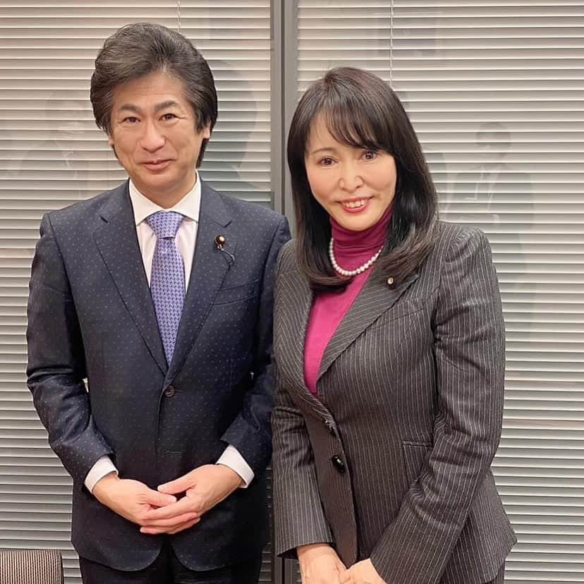 森まさこさんのインスタグラム写真 - (森まさこInstagram)「田村厚労大臣にお会いし、コロナ禍の女性の苦しい状況について女性活躍推進特別委員会から総理に要請した緊急支援パッケージの話題などの意見交換を致しました。  同い年でもあり、8年前の初入閣も同時で、一緒に最年少大臣をつとめた田村厚労大臣とはなんでも話せる仲です。  #森まさこ #田村厚労大臣」12月23日 12時06分 - mori_masako_