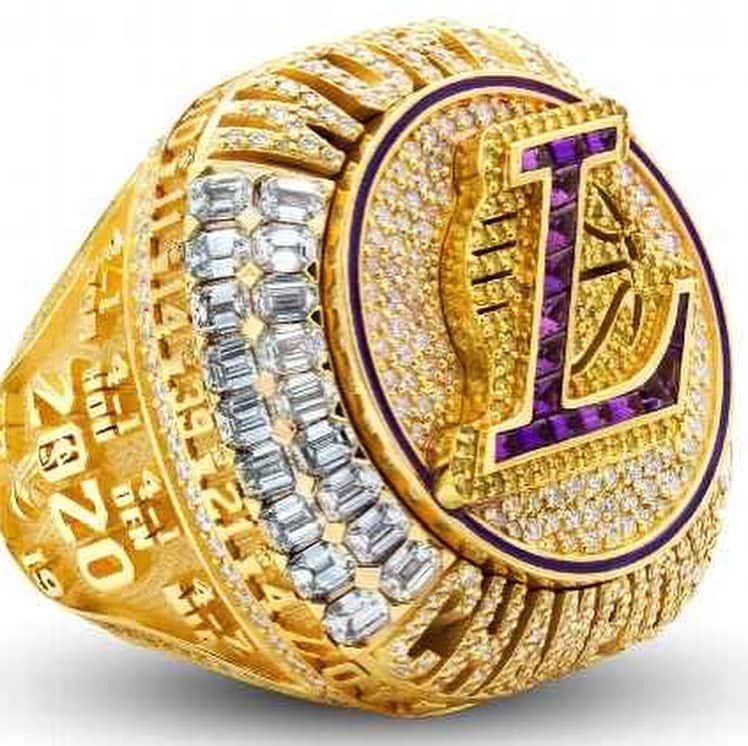 レイチェル・ニコルズさんのインスタグラム写真 - (レイチェル・ニコルズInstagram)「The #Lakers championship ring has a removable top(!), 17 purple stones making up the "L" to rep the team's 17 titles, and a black mamba snake encircling every players' number for, of course, Kobe.  "Leave a Legacy," the team's playoff slogan, is on there too, in LeBron’s handwriting. At the ceremony, Adam Silver acknowledged that tonight was a weird way to have a ring ceremony, telling Jeanie Buss: "We're going to make it up to you, we're going to do this again, when the fans are in the building.'」12月23日 12時06分 - rachel_nichols
