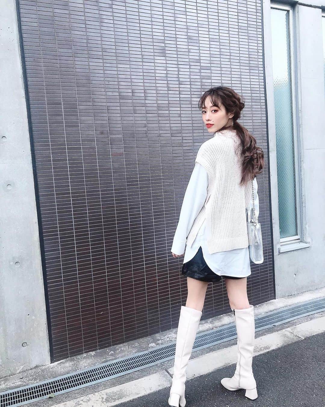 白岩まちこのインスタグラム：「≫≫👗... 𝘤𝘰𝘰𝘳𝘥𝘪𝘯𝘢𝘵𝘦  ㅤㅤㅤㅤㅤㅤㅤㅤㅤㅤㅤㅤㅤ ㅤㅤㅤㅤㅤㅤㅤㅤㅤㅤㅤㅤㅤ ㅤㅤㅤㅤㅤㅤㅤㅤㅤㅤㅤㅤㅤㅤㅤㅤㅤㅤㅤㅤㅤㅤㅤ 𝘤𝘰𝘰𝘳𝘥𝘪𝘯𝘢𝘵𝘦...🦊🍁 ㅤㅤㅤㅤㅤㅤㅤㅤㅤㅤㅤㅤㅤ ㅤㅤㅤㅤㅤㅤㅤㅤㅤㅤㅤㅤㅤ  𝘒𝘯𝘪𝘵  @grl_official 𝘱𝘢𝘯𝘵𝘴 @grl_official 𝘣𝘰𝘰𝘵𝘴 @chiik.official 𝘣𝘢𝘨 @grl_official  ㅤㅤㅤㅤㅤㅤㅤㅤㅤㅤㅤㅤㅤ ㅤㅤㅤㅤㅤㅤㅤㅤㅤㅤㅤㅤㅤ 前から欲しかった ベストとドッキングされてるブラウス🦢🩰 ㅤㅤㅤㅤㅤㅤㅤㅤㅤㅤㅤㅤㅤ ㅤㅤㅤㅤㅤㅤㅤㅤㅤㅤㅤㅤㅤ ㅤㅤㅤㅤㅤㅤㅤㅤㅤㅤㅤㅤㅤ ㅤㅤㅤㅤㅤㅤㅤㅤㅤㅤㅤㅤㅤ 冬やから少しハードめなレザーショートパンツと合わせた🩳✨ ㅤㅤㅤㅤㅤㅤㅤㅤㅤㅤㅤㅤㅤ ㅤㅤㅤㅤㅤㅤㅤㅤㅤㅤㅤㅤㅤ ㅤㅤㅤㅤㅤㅤㅤㅤㅤㅤㅤㅤㅤ 最近なぜかロングブーツばかり目がいって、 なんと今年３足目のロングブーツ👢✨ ㅤㅤㅤㅤㅤㅤㅤㅤㅤㅤㅤㅤㅤ ㅤㅤㅤㅤㅤㅤㅤㅤㅤㅤㅤㅤㅤ  茶色と黒は持ってるから、ホワイトを新調🥴✌🏻  ㅤㅤㅤㅤㅤㅤㅤㅤㅤㅤㅤㅤㅤ ㅤㅤㅤㅤㅤㅤㅤㅤㅤㅤㅤㅤㅤ ロングブーツでも明るい色だと重たく見えないから大正解やった🥰👌🏻 ㅤㅤㅤㅤㅤㅤㅤㅤㅤㅤㅤㅤㅤ ㅤㅤㅤㅤㅤㅤㅤㅤㅤㅤㅤㅤㅤ ㅤㅤㅤㅤㅤㅤㅤㅤㅤㅤㅤㅤㅤ  明日はクリスマスプレゼントを買いに行くから 暖かい格好しなきゃ...🥺🎁 ㅤㅤㅤㅤㅤㅤㅤㅤㅤㅤㅤㅤㅤ ㅤㅤㅤㅤㅤㅤㅤㅤㅤㅤㅤㅤㅤ ㅤㅤㅤㅤㅤㅤㅤㅤㅤㅤㅤㅤㅤ ㅤㅤㅤㅤㅤㅤㅤㅤㅤㅤㅤㅤㅤ ㅤㅤㅤㅤㅤㅤㅤㅤㅤㅤㅤㅤㅤ ㅤㅤㅤㅤㅤㅤㅤㅤㅤㅤㅤㅤㅤ ㅤㅤㅤㅤㅤㅤㅤㅤㅤㅤㅤㅤㅤ  #ニット#ショートパンツ #grl#グレイル #韓国ファッション#プチプラ#プチプラファッション #デートコーデ#ショルダーバッグ #冬コーデ#ロングブーツ#ドッキングニット #今日のコーデ#ファッション #きょコ#冬服#冬ファッション#大人コーデ #今日のコーディネート#ニットベスト #ファッションコーデ#大人カジュアル #大人可愛い#大人女子#ポニーテール #セルフアレンジ#ローポニー」