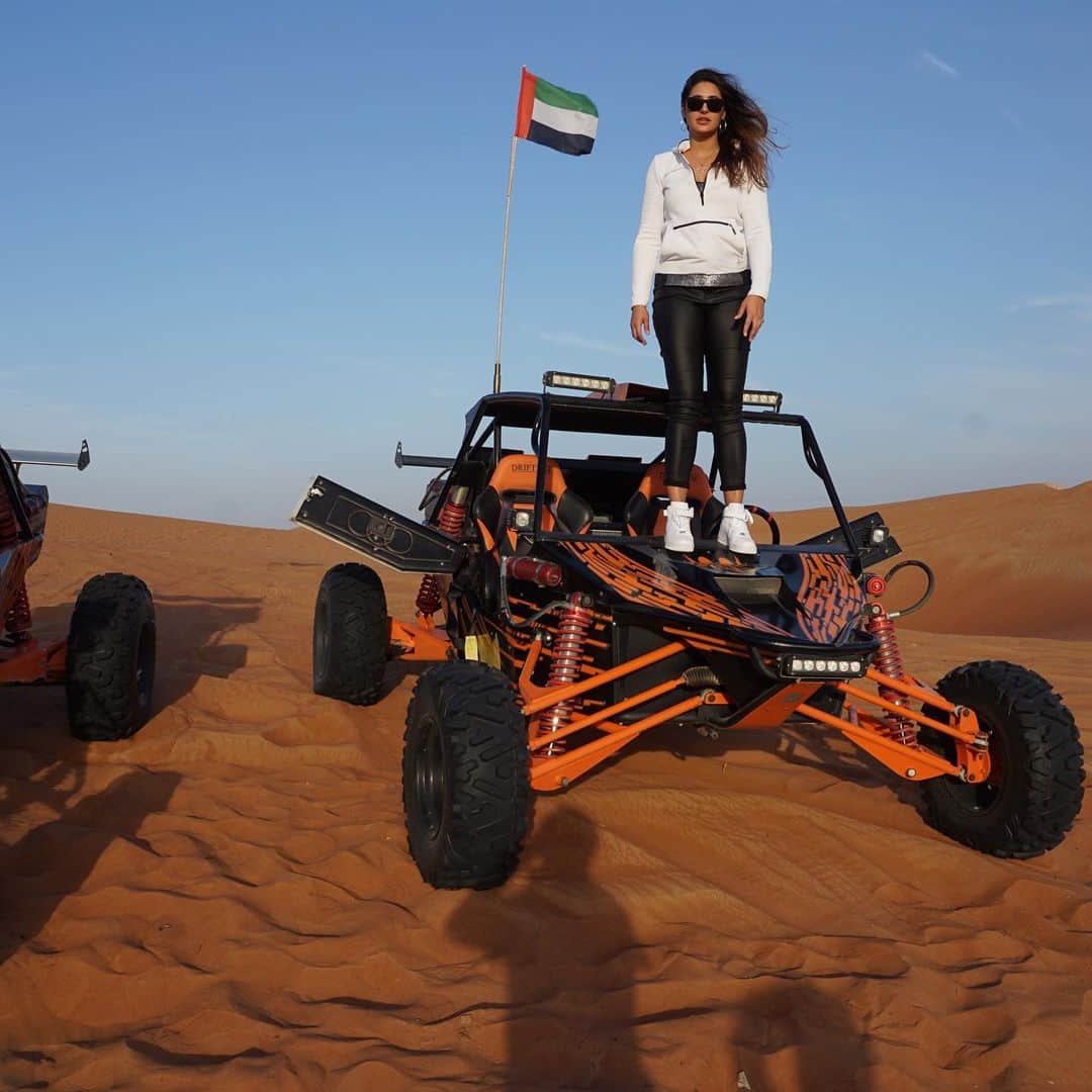 Nargis Fakhri のインスタグラム：「You can’t control everything. Sometimes you need to relax and have faith that things will work out. let go a little, just let life happen. . Dune Buggy Driving with @explorertoursuae  Now this was an adrenaline rush!!! 🚘. . . . . . . . . . #dunebuggy #selfdrive #desertfun #desert #desertdunebuggy #exploerer #ride #ridewithme #idrive #letsgo #ilove」