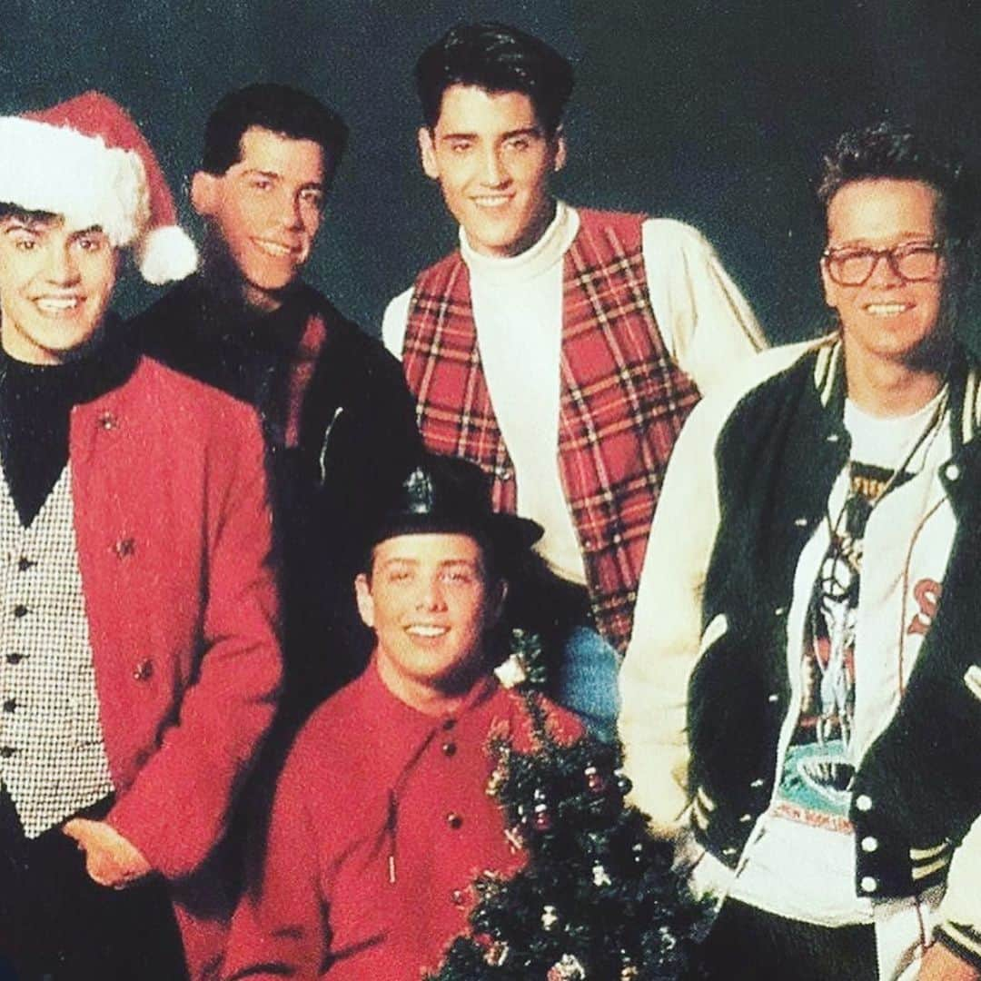 ドニー・ウォルバーグさんのインスタグラム写真 - (ドニー・ウォルバーグInstagram)「The long lost pic that “almost” was the New Kids Christmas album cover photo in ‘89. Looks Christmassy enough to me. Should we have went with it?  😂💯☃️❄️🎅🏼🎄👀✌🏼」12月23日 12時09分 - donniewahlberg