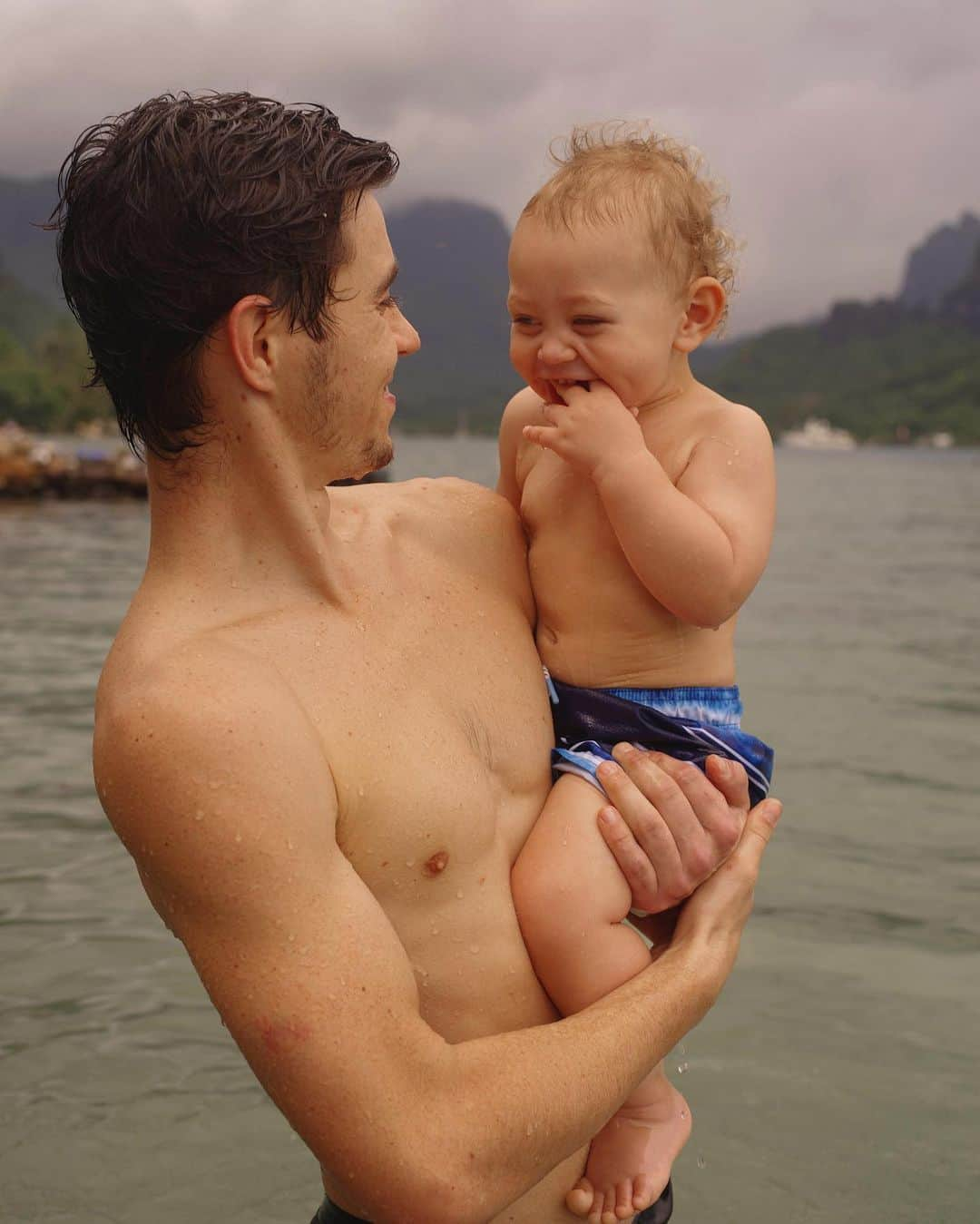 ナッシュ・グリアさんのインスタグラム写真 - (ナッシュ・グリアInstagram)「Day 1 at the @coralgardeners HQ - Malakai loves the ocean 🥺」12月23日 10時39分 - nashgrier