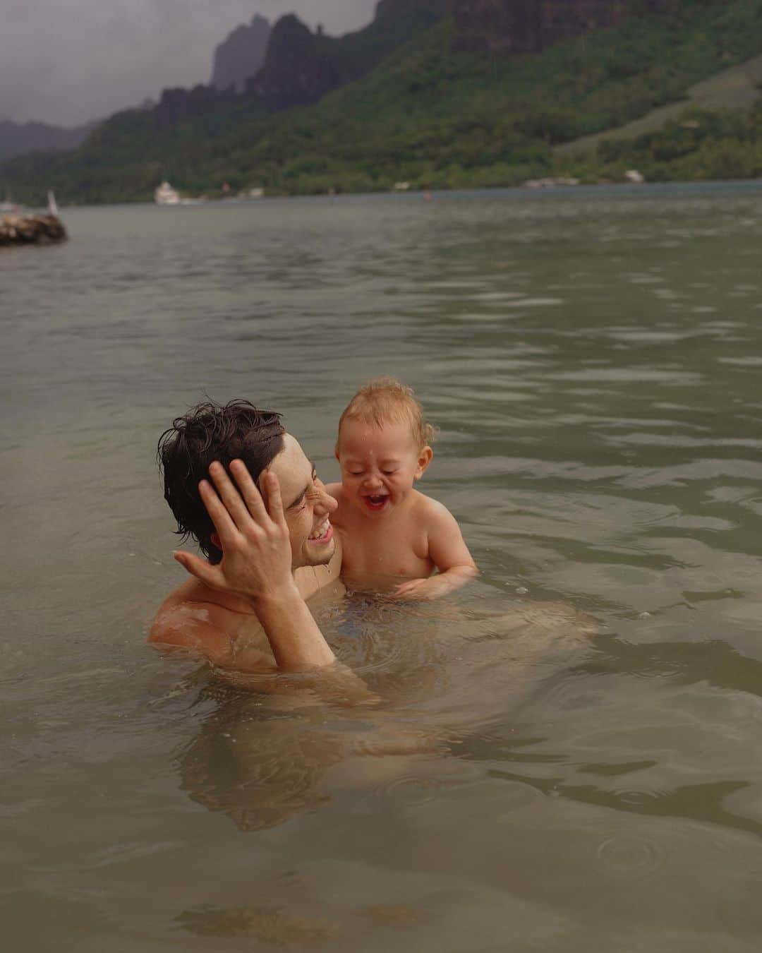 ナッシュ・グリアさんのインスタグラム写真 - (ナッシュ・グリアInstagram)「Day 1 at the @coralgardeners HQ - Malakai loves the ocean 🥺」12月23日 10時39分 - nashgrier