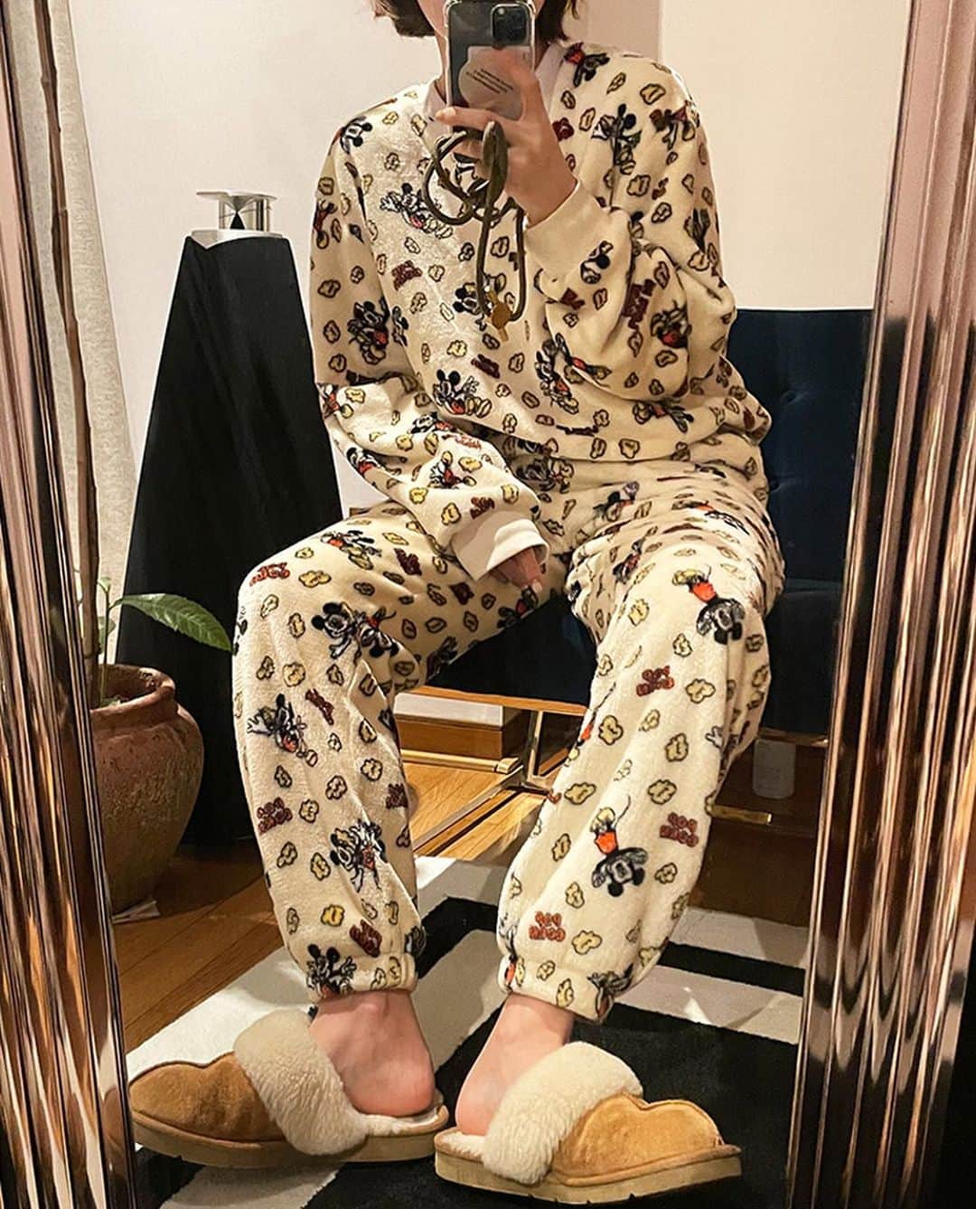 imvelyジャパンさんのインスタグラム写真 - (imvelyジャパンInstagram)「可愛いミッキーのパターンと ポップコーンがポイントになる パジャマ🐭🤎 ⠀ 可愛いおうちコーデを演出してくれる ミッキーパジャマから ワンピースバージョン、ベビーバージョンも発売🍿❤️ ⠀ ぜひイムブリーサイトで チェックしてみてください🌙✨ ⠀ #イムブリー#IMVELY#パジャマ#お泊まりディズニー #パジャマパーティー #ステイホームコーデ#大人カジュアル#大人可愛い#ootd#デイリー」12月23日 10時39分 - imvely_jp