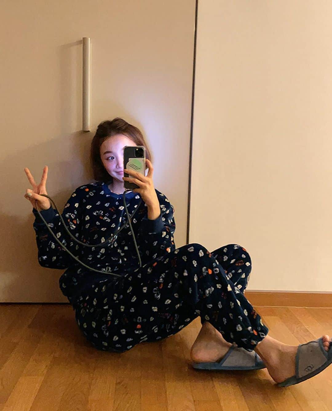 imvelyジャパンさんのインスタグラム写真 - (imvelyジャパンInstagram)「可愛いミッキーのパターンと ポップコーンがポイントになる パジャマ🐭🤎 ⠀ 可愛いおうちコーデを演出してくれる ミッキーパジャマから ワンピースバージョン、ベビーバージョンも発売🍿❤️ ⠀ ぜひイムブリーサイトで チェックしてみてください🌙✨ ⠀ #イムブリー#IMVELY#パジャマ#お泊まりディズニー #パジャマパーティー #ステイホームコーデ#大人カジュアル#大人可愛い#ootd#デイリー」12月23日 10時39分 - imvely_jp