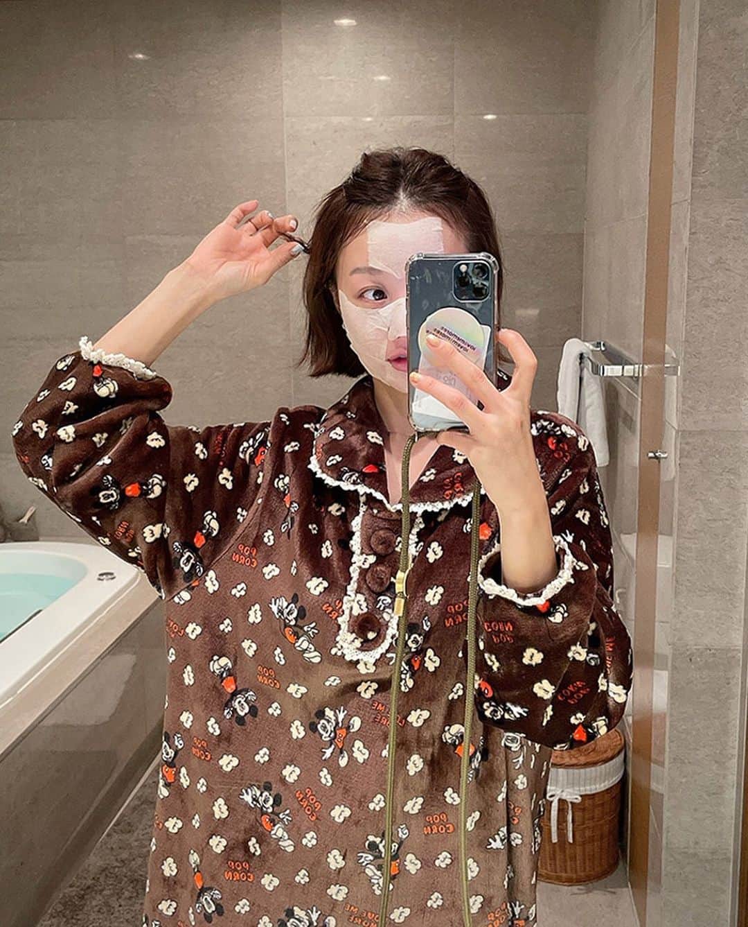 imvelyジャパンのインスタグラム：「可愛いミッキーのパターンと ポップコーンがポイントになる パジャマ🐭🤎 ⠀ 可愛いおうちコーデを演出してくれる ミッキーパジャマから ワンピースバージョン、ベビーバージョンも発売🍿❤️ ⠀ ぜひイムブリーサイトで チェックしてみてください🌙✨ ⠀ #イムブリー#IMVELY#パジャマ#お泊まりディズニー #パジャマパーティー #ステイホームコーデ#大人カジュアル#大人可愛い#ootd#デイリー」