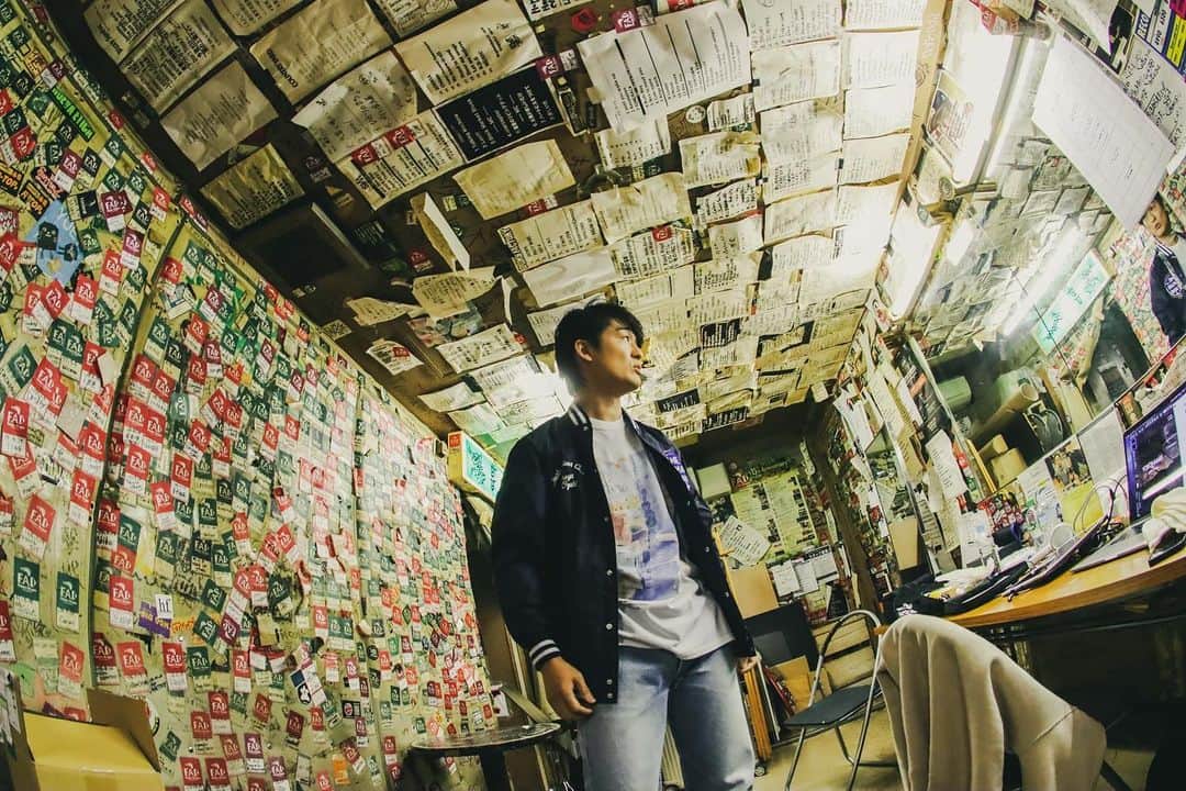 尾崎裕哉のインスタグラム：「武者修行として毎年やってる弾き語りツアー"ONE MAN STAND”の番外編として、キョードー大阪など各社主催のもと、今年のクリスマスも歌わせて頂きます。依然コロナを楽観視できない状況ではございますが、生の音楽を届けるべく2020年のライブ活動を大阪で締めくくりたいと思います！！！」