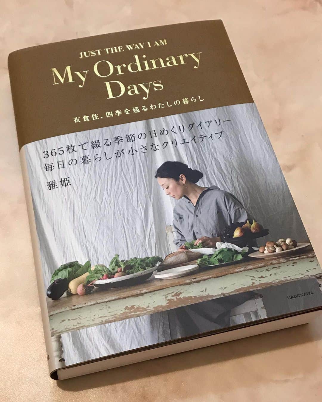 日高薫のインスタグラム：「雅姫さんの新刊「my ordnary」 毎日の暮らしが小さなクリエィティブ🌿 衣食住、四季を巡るわたしのくらし🧡  毎日開いた1ページを読むことが楽しい日課になってます🥰✨  カバーを外すと雅姫さんの娘さんが描いた愛犬ちゃんがとっても可愛いくてキュンとしちゃいます😘💘💕  忙しい日々を癒してくれる瞬間です😍  @mogurapicassowols   #雅姫さん #myordinarydays #新刊 #雅姫さんの本沢山集めてます💓」
