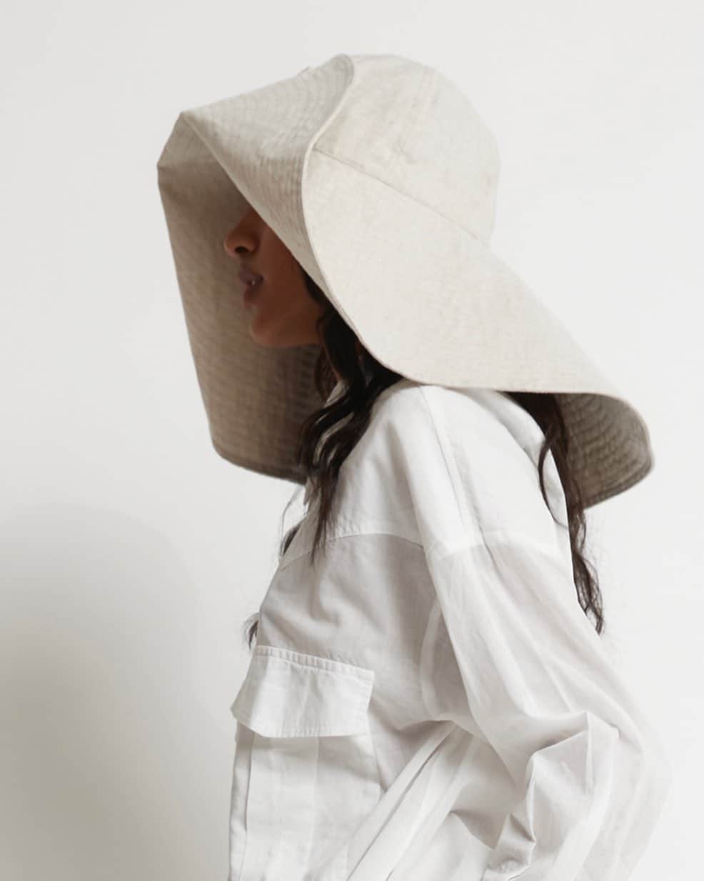 カレンウォーカーのインスタグラム：「Ideal for long balmy days our linen Extra Wide Brim Sun Hat provides sun protection with a generous topstitched brim. As with all our sun hats, these are made in Auckland, NZ with leftover fabrics from ready-to-wear collections.」