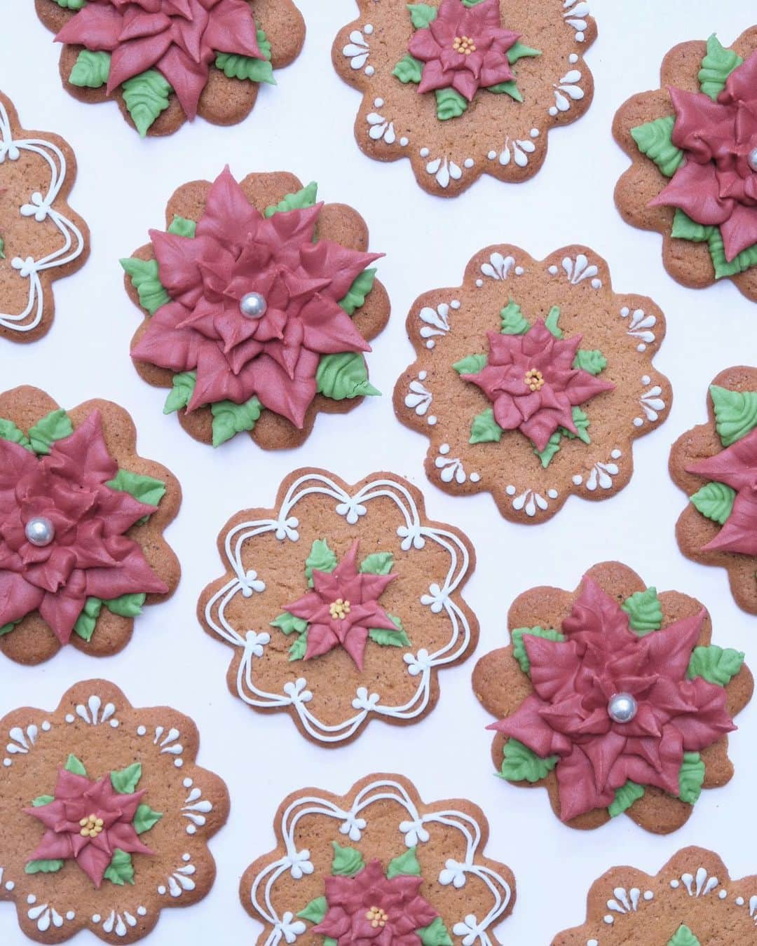 KUNIKAのインスタグラム：「Poinsettia cookies🎄🎄🎄  今年は物寂しい年末年始になりそうだ。 来年は大きなクリスマスツリーを飾るぞ!🎄  #artofkunika」