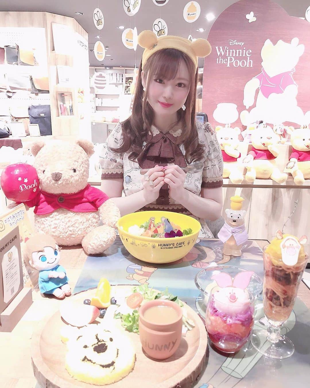 瑞咲まみさんのインスタグラム写真 - (瑞咲まみInstagram)「🧸🍯💕 くまのプーさんがテーマの はちみつカフェに行って来たよ🍯🍀  メニューも全部プーさんで🧸めっちゃ可愛いかった❣️ でも正直見た目重視で味は期待してなかったんだけど、、 食べたら美味しくて良かったー❣️😋  私が食べたのはカレー🍛 はちみつが隠し味みたいで、甘口で美味しかったよ🍯🥰  . . #はちみつカフェ #プーさんカフェ #はちみつカフェキャンペーン  #くまのプーさん #シーハニディズニー  #東京カフェ #東京カフェ部  #honeyscafe」12月23日 10時55分 - ma_09_mi