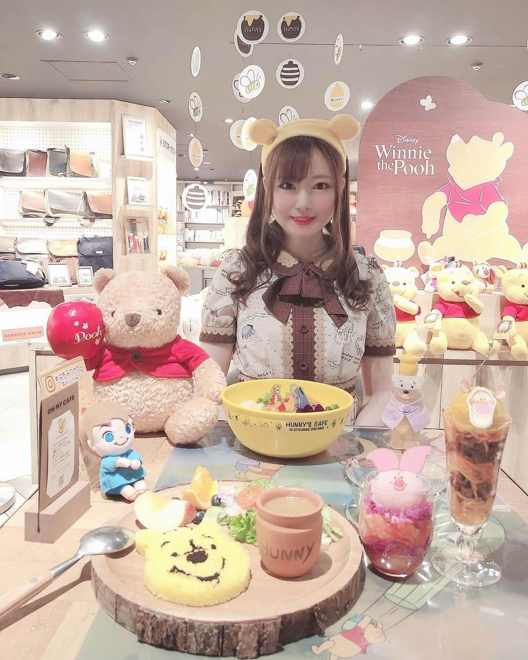 瑞咲まみさんのインスタグラム写真 - (瑞咲まみInstagram)「🧸🍯💕 くまのプーさんがテーマの はちみつカフェに行って来たよ🍯🍀  メニューも全部プーさんで🧸めっちゃ可愛いかった❣️ でも正直見た目重視で味は期待してなかったんだけど、、 食べたら美味しくて良かったー❣️😋  私が食べたのはカレー🍛 はちみつが隠し味みたいで、甘口で美味しかったよ🍯🥰  . . #はちみつカフェ #プーさんカフェ #はちみつカフェキャンペーン  #くまのプーさん #シーハニディズニー  #東京カフェ #東京カフェ部  #honeyscafe」12月23日 10時55分 - ma_09_mi