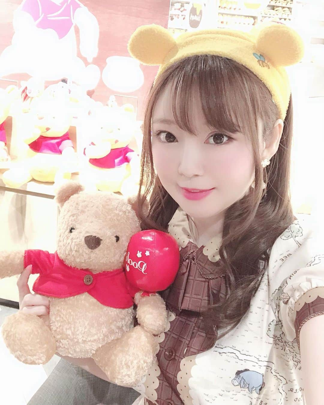 瑞咲まみさんのインスタグラム写真 - (瑞咲まみInstagram)「🧸🍯💕 くまのプーさんがテーマの はちみつカフェに行って来たよ🍯🍀  メニューも全部プーさんで🧸めっちゃ可愛いかった❣️ でも正直見た目重視で味は期待してなかったんだけど、、 食べたら美味しくて良かったー❣️😋  私が食べたのはカレー🍛 はちみつが隠し味みたいで、甘口で美味しかったよ🍯🥰  . . #はちみつカフェ #プーさんカフェ #はちみつカフェキャンペーン  #くまのプーさん #シーハニディズニー  #東京カフェ #東京カフェ部  #honeyscafe」12月23日 10時55分 - ma_09_mi