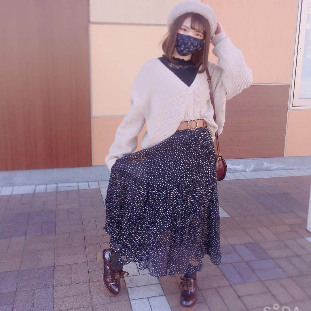横道侑里のインスタグラム：「ますくがでかい、、、笑笑  @ibeul__ さんコーデ ニットは見えないけどバックのリボン可愛いの スカートはドットでプリーツも入ってて透け感が、絶妙でお気に入り！  . . マジェ: 靴は大好きな茶色でヒールも形も可愛くて去年からずっと履いてる♡︎ʾʾ Noa:このバック万能。 @noa___official さん、最強  ボアベラーはどこだったっけな？ たぶん @retrogirl_official ！ とにかくお世話になってるブランド  そしてマスクはどこかで買ったおばあちゃんが売ってた手作りマスクかな？ 生地が優しくて好き！ あとあにまるがら！ 大きめで顔は大きく見えてしまってるかもだけどお気に入り」