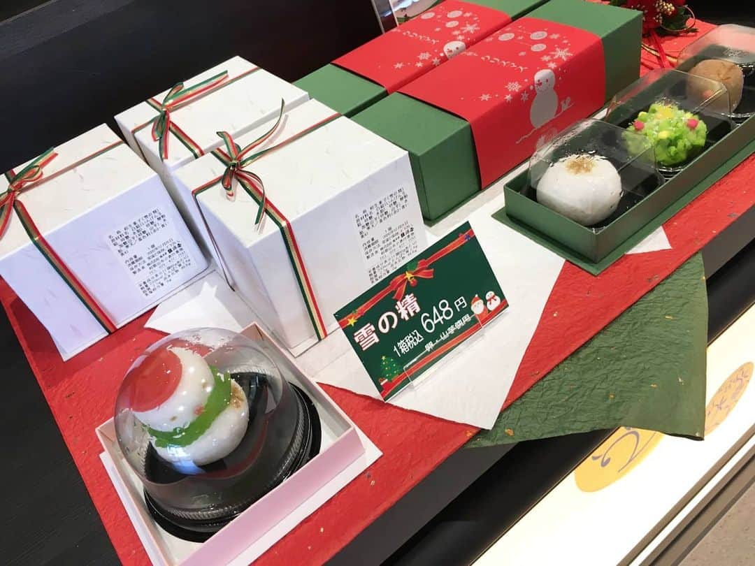 総本家駿河屋さんのインスタグラム写真 - (総本家駿河屋Instagram)「本日から店頭に並んでいます🎶. . とってもかわいい、 クリスマス限定の生菓子🎅.  #雪の精⛄. . 雪だるまの創作菓子。羊羹でできた帽子とマフラーが駿河屋らしい薯蕷饅頭です。  #クリスマス生菓子🎅. . ・赤はな🦌. トナカイをイメージしたやわらかい餅の雪平。  ・ツリー🎄. 金団のかわいいツリー。  ・雪輪❄️. 雪の結晶の焼き印を押した薯蕷饅頭です。  販売日 《12月23日・24日・25日》  #総本家駿河屋 #駿河屋 #和菓子 #クリスマス #生菓子 #菓子 #手作り #職人 #限定販売 #和スイーツ #雪だるま #となかい #ツリー #雪 #和歌山 #京都伏見 #クリスマスプレゼント #souhonkesurugaya #surugaya #wagashi #wakayama #kyoto」12月23日 10時56分 - souhonke_surugaya_zen_emon