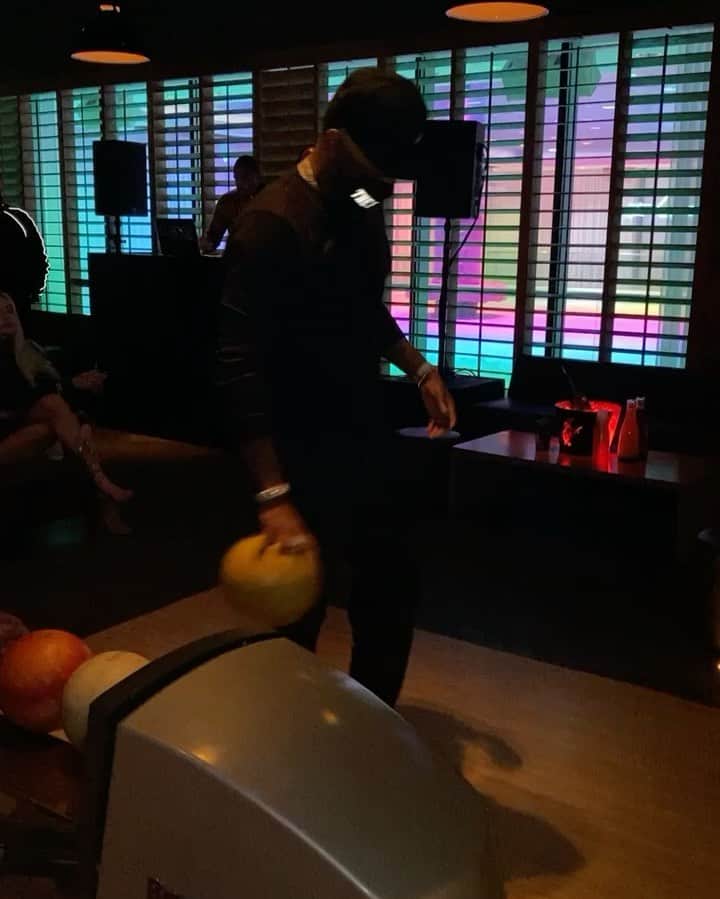 ファボラスのインスタグラム：「when you in your own lane there’s no traffic 🎳   Salute  @remymartin & @xoxocaylo [shot by @thatdancer]   #RemyMartinHolidayBowl  #Miami」