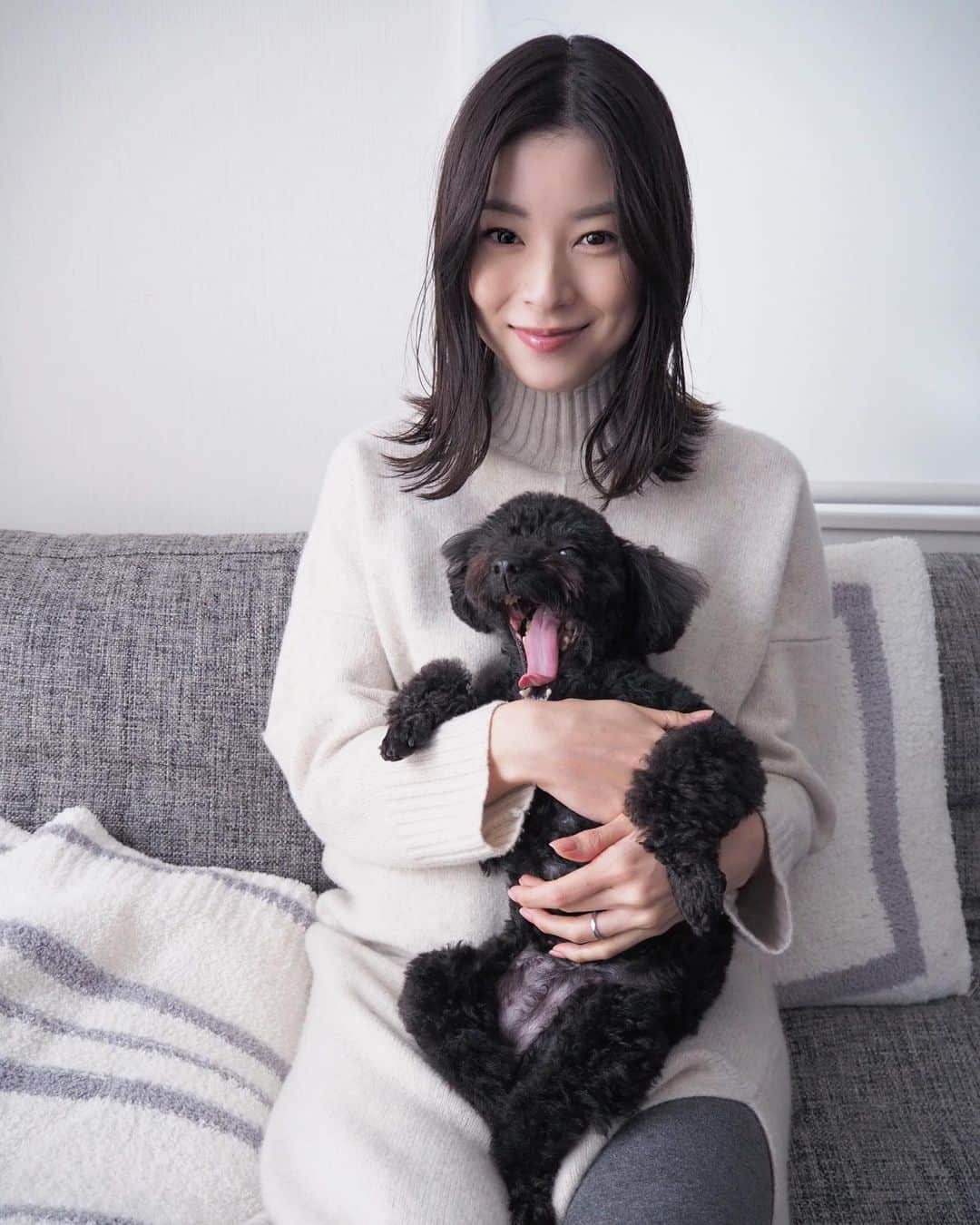 青谷優衣のインスタグラム：「お祝いコメントをくださった皆様、ありがとうございます🥰  初めての子育てにバタバタ奮闘しておりますが、わたしたちのペースで楽しみながら一緒に成長できたらと思います あたたかく見守っていただけたら嬉しいです。🌼  そして、ひじきも新米お姉ちゃん頑張ってくれています😭  ゆっくり近づいて娘の手をペロっと舐めたり 泣いていると様子をそっと伺ったり 娘が寝ている隙にたっぷり甘えてきたり  本当に優しい！お姉ちゃん100点！👏🏻  きっとてんやわんやでしばらくは実家に預けなきゃかなあ、と思っていたけど😭 みんなで頑張れそうだね👏🏻ありがとうねひじき😭  家にかわいいと愛おしいが溢れていて夫婦で毎日悶絶しております。👶🏻🐶  #この数日後に姉になるとはつゆ知らず #のんびり大あくびのひじき」