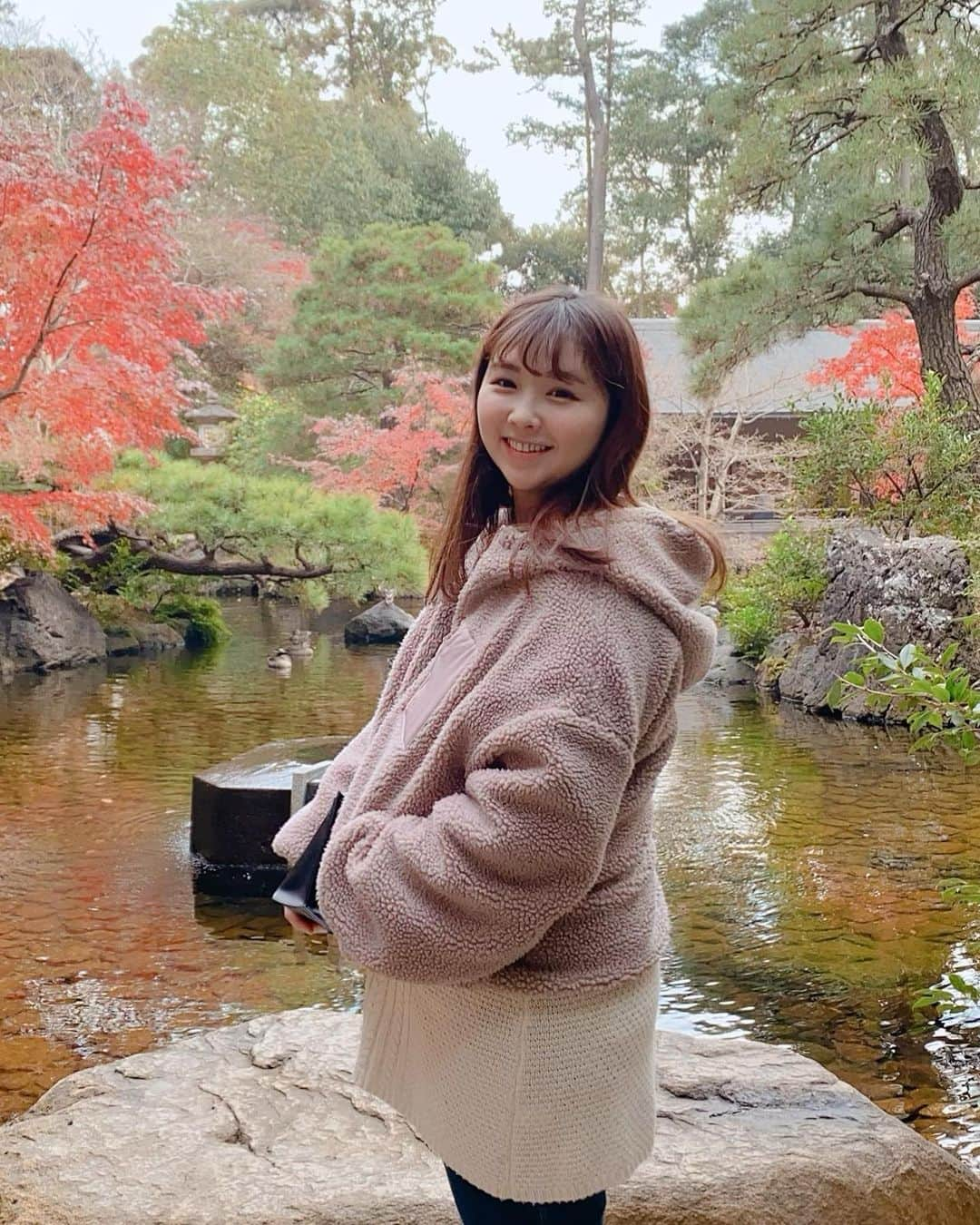 岩村捺未のインスタグラム：「. 寒川神社行った時の写真📷 まだ紅葉が綺麗だった〜🍁. また行きたいなあ😊. . . #寒川神社 #八方除 #寒川 #神社 #お参り #紅葉」