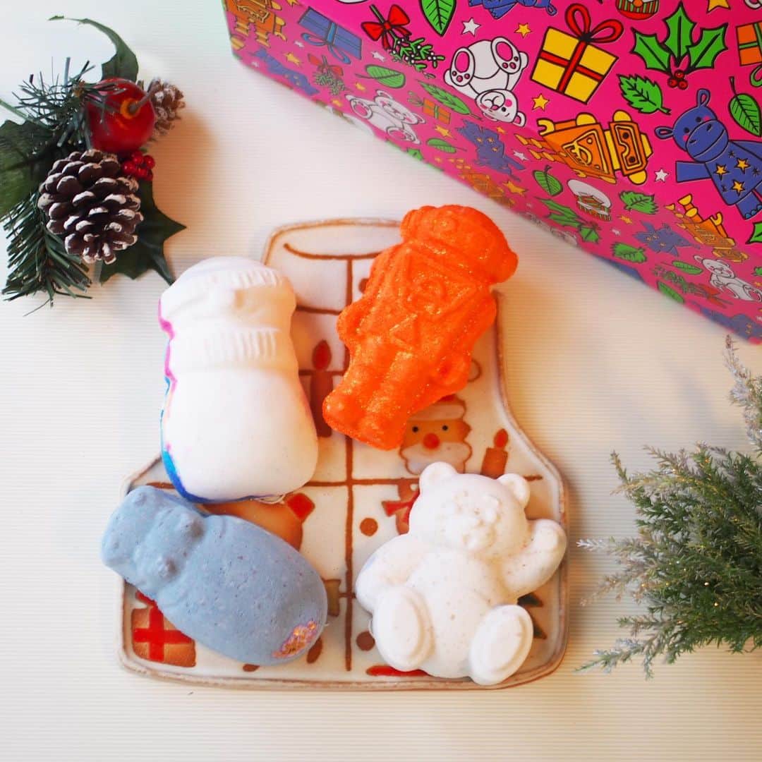 木村涼子さんのインスタグラム写真 - (木村涼子Instagram)「2020.12.23 個展の時にいただいたLUSHのバスボム 息子大喜びでした😊 ロボットのはオレンジの香りが広がって、お湯もオレンジ色になってとっても気分が上がりました🤖 クリスマスやお誕生日などに大切に使わせていただきます！ 本当にありがとうございました🙇‍♀️ #lush #LUSHバスボム　#バスボム　#ticktock  #festivefriends #洋服のプレート　#クリスマスプレート」12月23日 10時59分 - kimuryou