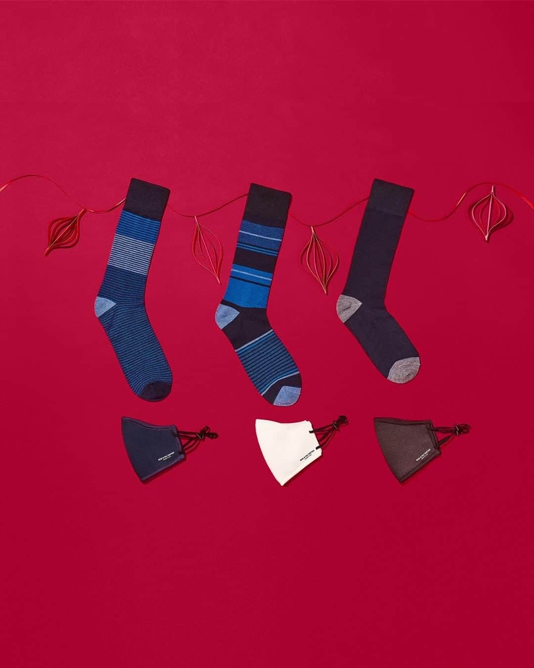 のインスタグラム：「Nobody minds getting Cole in their stocking, especially if it’s our Perfect Mask. BTW, these socks are not just for the holiday…our latest styles are available all-year round. #StaySafeOutThere #WearAFuckingMask #SockItToCovid #GiftIdeas  When you shop at KennethCole.com, we’ll donate to The New York Public Library in support of The Harry Belafonte Black Liberation Speaker Series. Info link in bio.」
