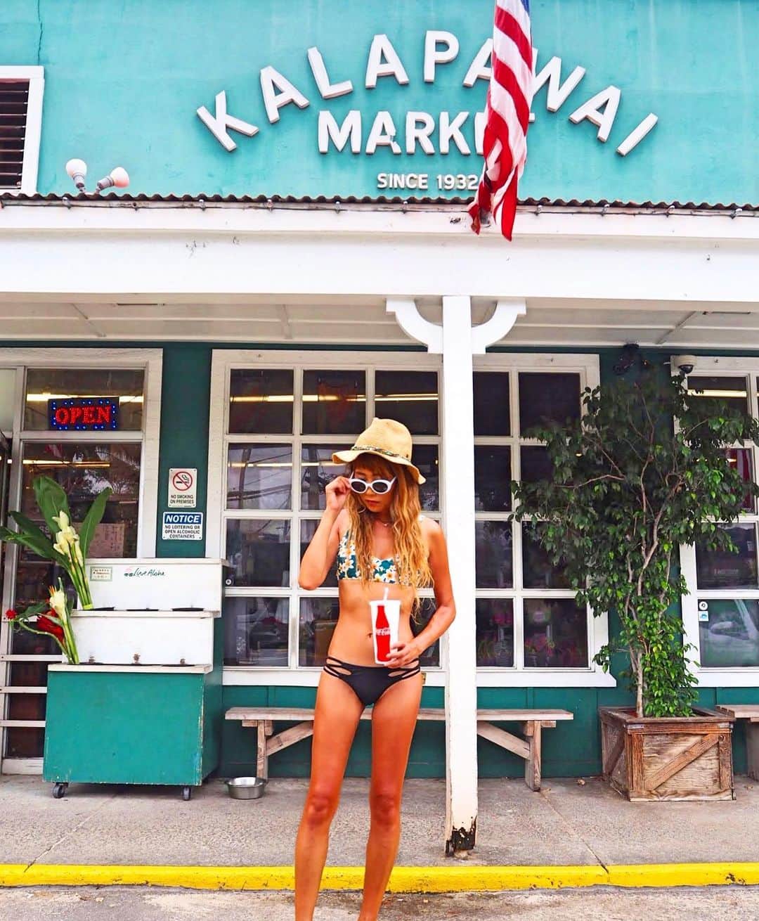shihoのインスタグラム：「💚🥤💚🥤💚 ・ 📍Kalapawai Market Kailua ・ ビーチに行く前に必ず寄る 『カラパワイ・マーケット』 雰囲気が大すきでついつい寄っちゃう♡ そしてお菓子を買ってビーチへGooooo! ・ たっくさんビーチで遊んだあとは 喉がカッラカラ。 帰りにも寄ってコーラをグビーっと飲むのが 最近のお決まりコース🙋🏾‍♀️笑 手にはしっかりコーラ持ってる。笑 ・ #hawaii#islandofoahu#oahu#ハワイ#trip #オアフ島#travel#loco_hawaii#travel_jp #funtorip#タビジョ#旅MUSE#genic_travel #genic_mag#たびねす#旅行#genic_hawaii #kalapawaimarket#kailana#カイルア#shop #tabijyomap_hawaii#lealeahawaii#2020」