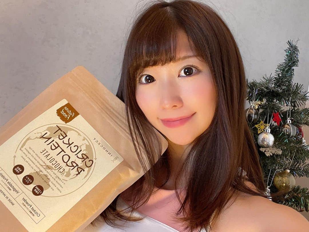 MOMOのインスタグラム：「いままでプロテインはホエイプロテインしか飲んだことなかったけど、最近 @innocect_jp の#クリケットプロテイン にはまってます🏃‍♀️ このプロテインはコオロギの粉末を使用しているみたいで、最初はぎょおおおおっとしたのですが味は美味しいです😂 よかった。。笑 味が美味しくないと続かないんですよね。。 豆乳で割るといいよって聞いて豆乳で割ってるよ🍼  最近寒くてサボりがちだったけど、多い時は月100km走ったりするくらいのランニング好き&自重トレーニングもしてるので、トレーニング効果を上げる強い味方🙋‍♀️  愛犬がまた写り込んだ。。🐶😂  #クリケットプロテイン #プロテイン #プロテインダイエット #筋トレ女子 #ランニング #ランニング女子」