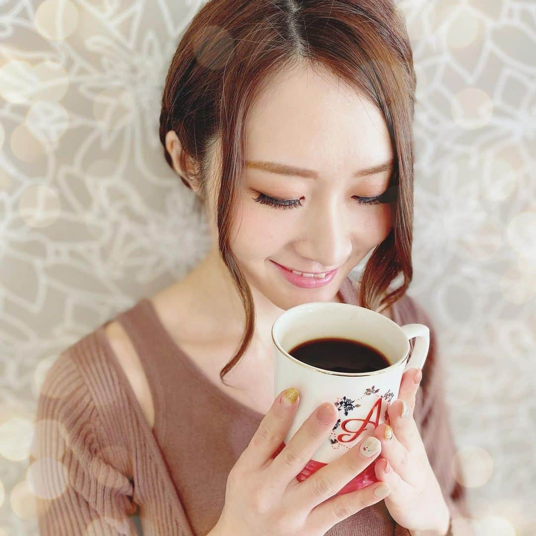 TONEAYUさんのインスタグラム写真 - (TONEAYUInstagram)「最近のうちカフェ😂☕️💕﻿ ﻿ 「ネスカフェ ゴールドブレンド」飲んでるけど、レギュラーソリュブルコーヒーだから簡単で美味しいコーヒーが飲めて最高💖﻿ ﻿ コーヒー飲みたいけどドリップするのが面倒臭い時も、一瞬でコーヒー出来ちゃうから嬉しい😊﻿ ﻿ コーヒークッキー作る時も、「ネスカフェ ゴールドブレンド」使ってます🍪😎﻿ ﻿ おうちや職場でコーヒー飲みたいけど、めんどくさがりの方は特にオススメですよ🕺✨﻿ ﻿ ﻿ #おうちカフェスタグラム #おうちカフェ #カフェ好き #カフェスタイル ﻿ #コーヒー好きな人と繋がりたい ﻿ #コーヒー ﻿ #ネスカフェゴールドブレンド﻿ #goodfoodgoodlife ﻿ #ネスレ ﻿ #nestle ﻿ #ネスカフェ ﻿ #nescafe ﻿ #PR」12月23日 11時06分 - toneayu